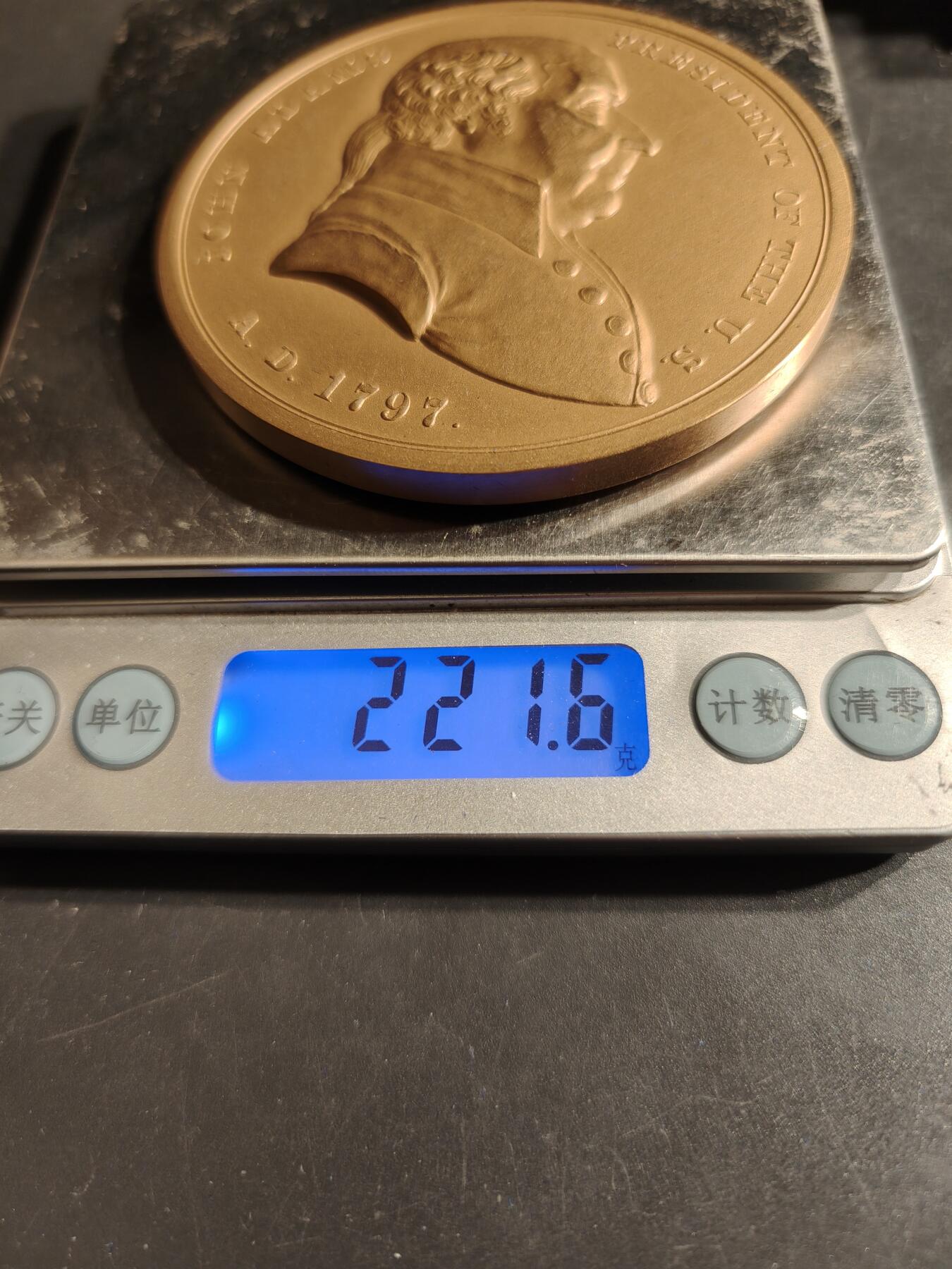 老王徽章第164期 美国铸币局约翰•亚当斯总统大铜章      原盒     直径76mm.    重量221.6g.    自乔治华盛顿后的第二任美国总统 