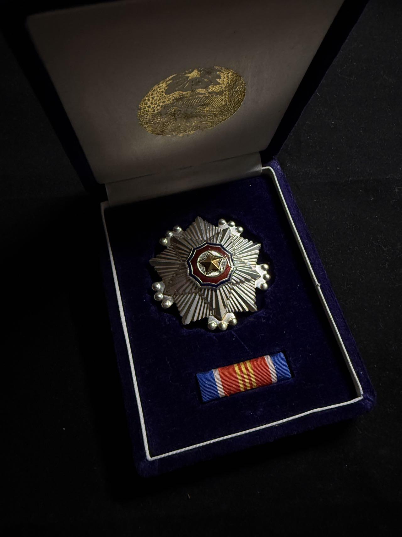 戎马世界章牌大赏第108期 朝鲜三级国旗勋章，盒略齐全