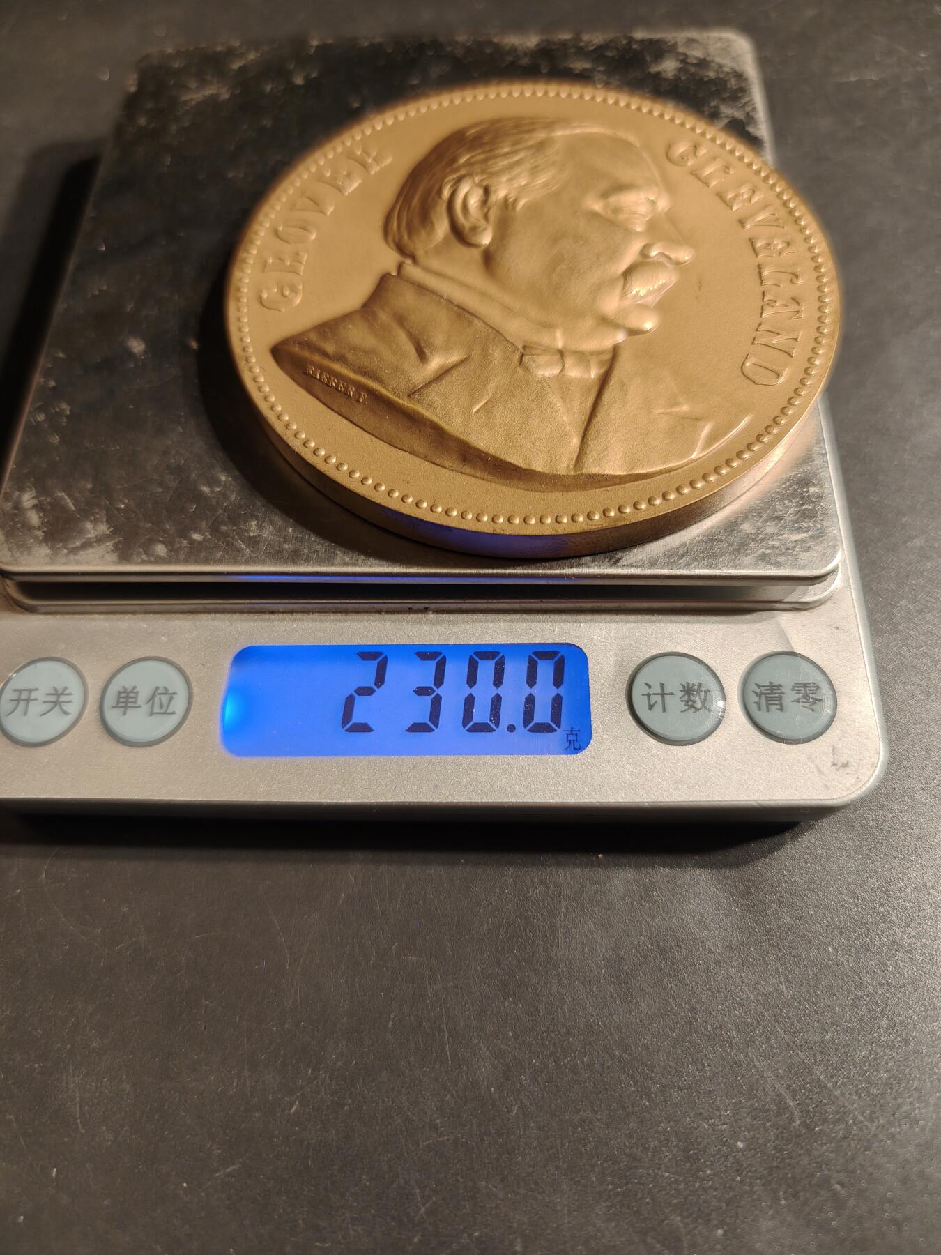 老王徽章第164期 美国铸币局格罗弗·克利夫兰总统大铜章      原盒     直径76mm.    重量230g.     格罗弗·克利夫兰是美国第22任和第24任总统