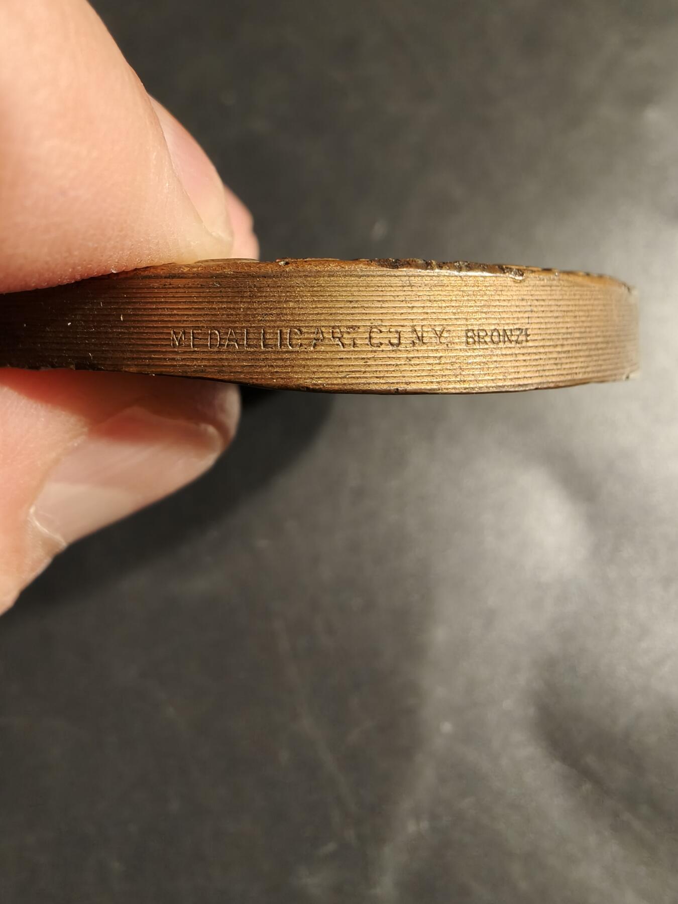 老王徽章第164期 美国佛罗里达州圣奥古斯丁市400周年大铜章      高浮雕     直径62mm.    重量182.4g.    该铜章刻有“THE CROSS AND THE SWORD - 1565”（十字架与剑- 1565）字样，描绘了传教士和士兵到达的场景。