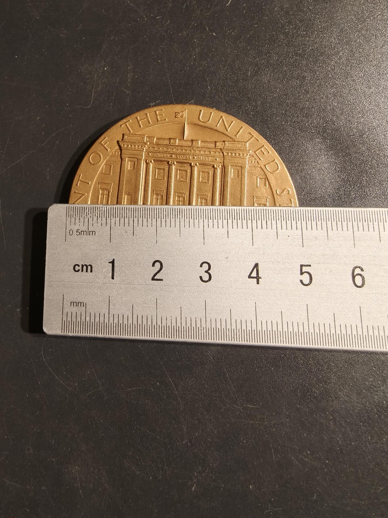 老王徽章第164期  美国国父乔治华盛顿诞辰200周年大铜章     正面为华盛顿的维农山庄      直径50mm.    重量60.8g