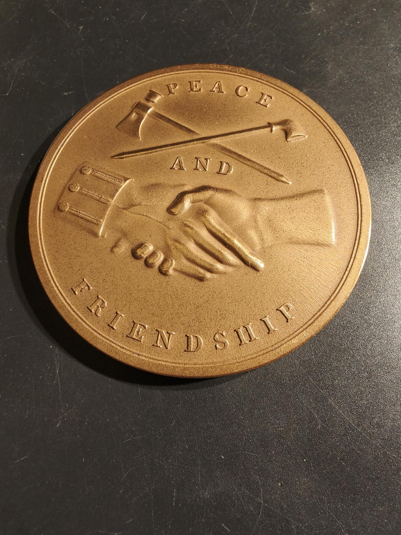 老王徽章第164期 美国铸币局詹姆斯•门罗总统大铜章     带原盒证书     直径76mm.    重量221.2g.     门罗是美国第五任总统，任期为1817年至1825年。 他最著名的成就是提出了“门罗主义”，旨在防止欧洲列强干涉美洲事务。  他的总统任期被称为“美好时代”。  