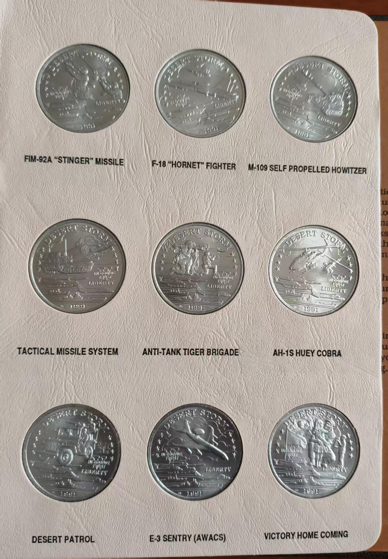 ❤️【币观天下】❤️ 第331期钱币拍卖- 2025.11.21周五晚上6点半场-长期征集拍品 赫特河1991年海湾战争纪念套币 名誉品，军事爱好者的不二选择，全套45枚，面值5元，图案为参战的各种武器，M60/F15/F18/陶氏反坦克导弹/爱国者/驱逐舰/潜艇等海陆空各种武器，作为第一个因为新冠而灭亡的国家，此套赫特河省的全副武装和沉甸甸的手感让你真正体会到人无我有，人有我精！