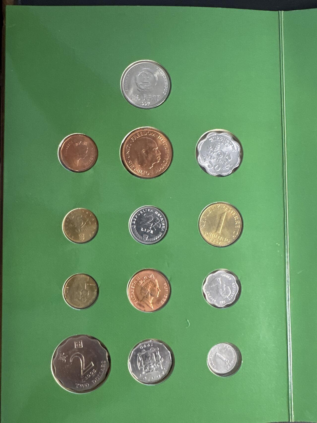 ❤️【币观天下】❤️ 第331期钱币拍卖- 2025.11.21周五晚上6点半场-长期征集拍品 中国第四届花卉博览会世界24个国家和地区发行的25枚植物花卉图案硬币收藏紀念册