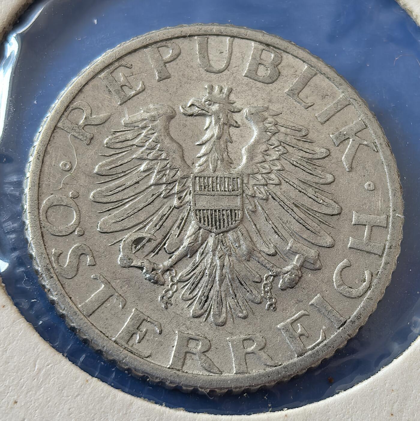 外国优质老铜币银币，周六九点倒数截拍，满百包邮，可寄存半年，喜欢朋友微信扫描二维码可直接参拍 欧洲老藏家纸夹-奥地利1952年50格罗申