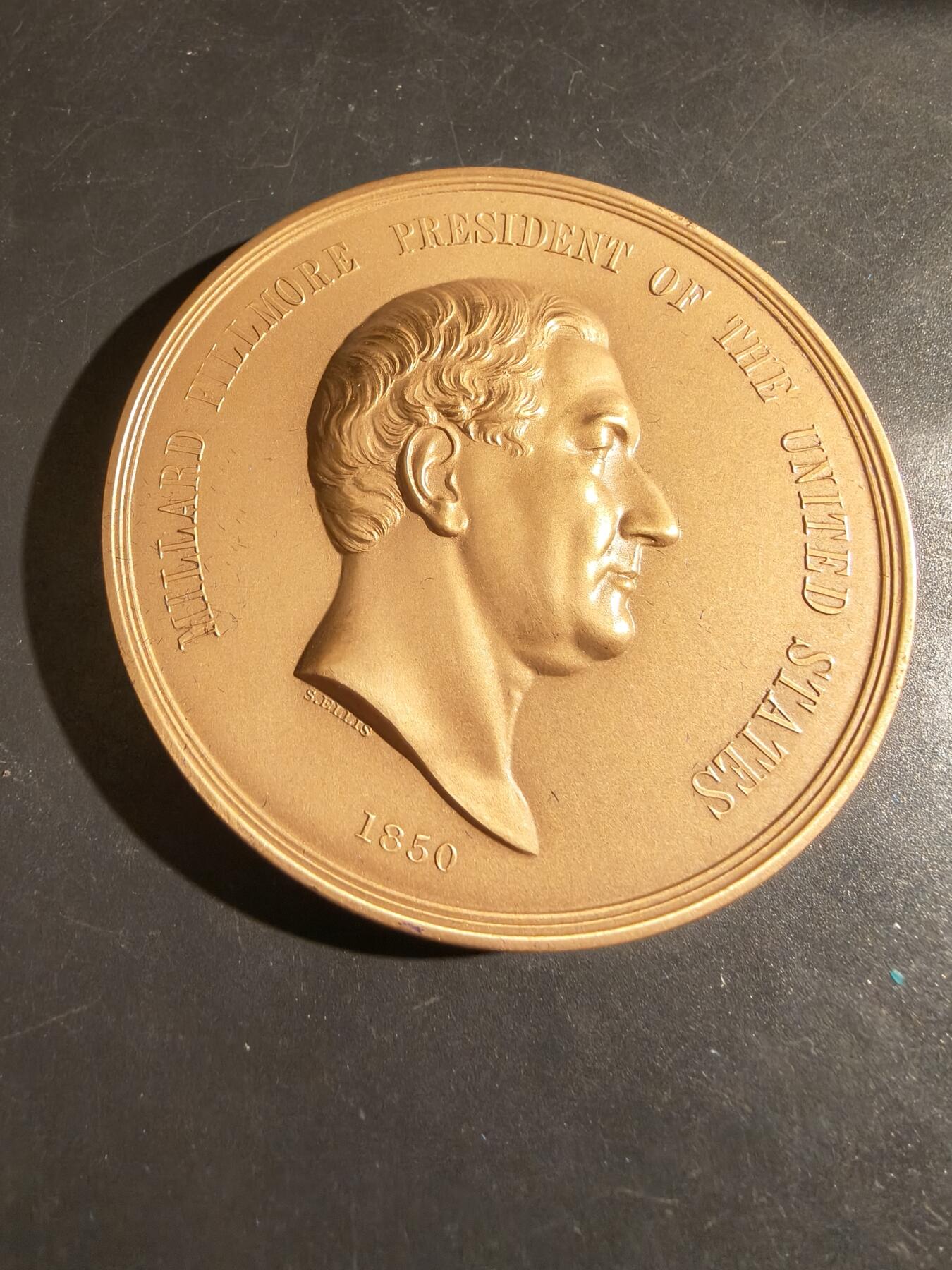 老王徽章第164期 美国铸币局米勒德·菲尔莫尔总统（1850-1853）大铜章     原盒带证书      直径76mm.    重量217.8g.      背面象征着美国-印第安和平