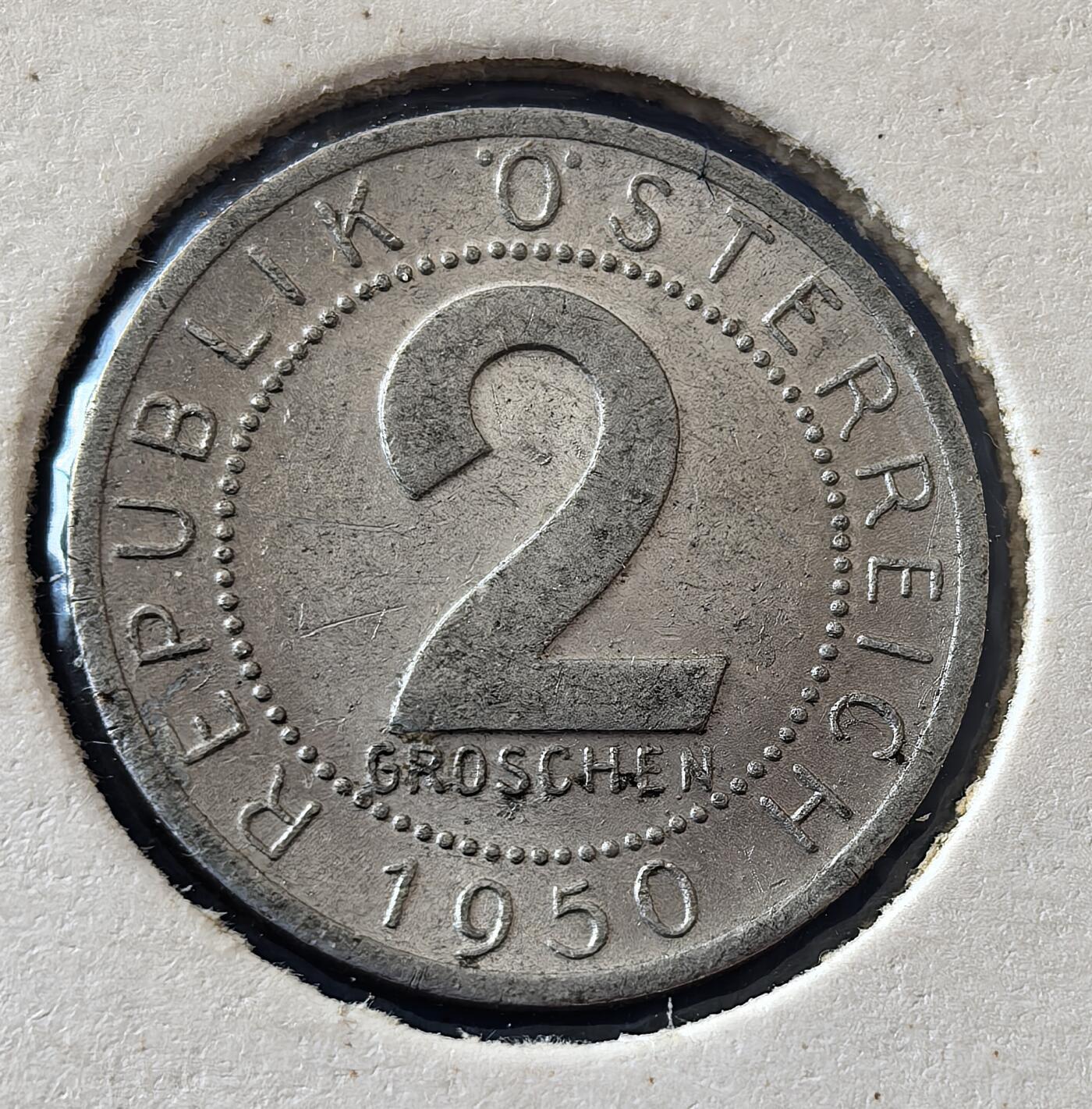 外国优质老铜币银币，周六九点倒数截拍，满百包邮，可寄存半年，喜欢朋友微信扫描二维码可直接参拍 欧洲老藏家纸夹-奥地利1950年2格罗申