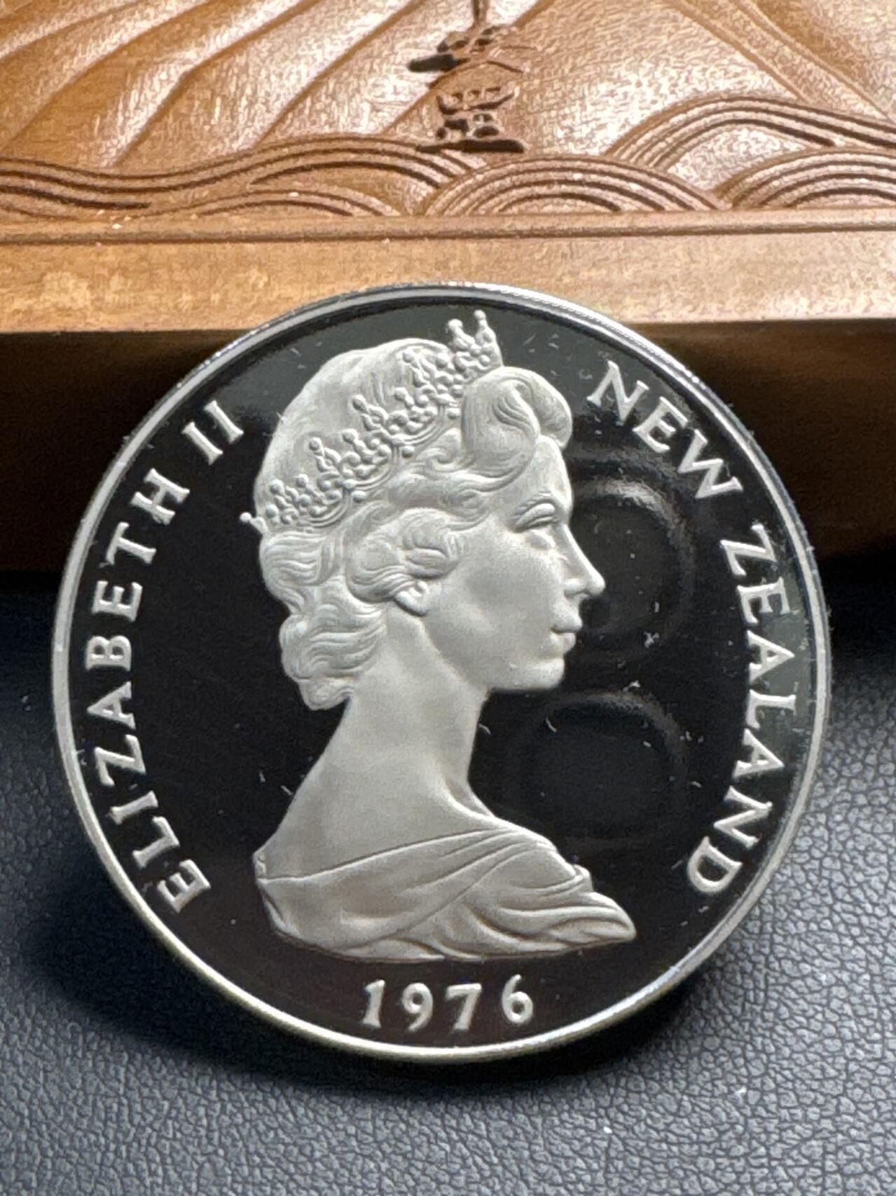 ❤️【币观天下】❤️ 第331期钱币拍卖- 2025.11.21周五晚上6点半场-长期征集拍品 新西兰1976年皇家徽章1元精制纪念币