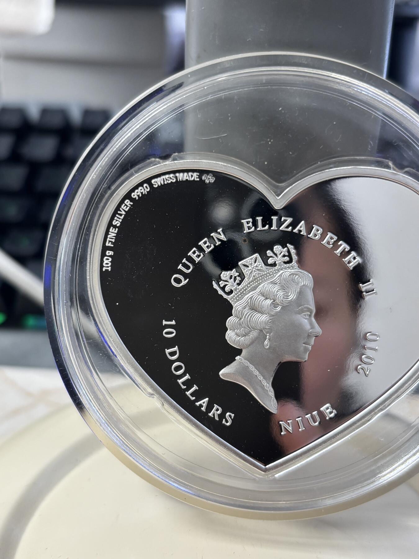 第182期拍卖 纽埃2010年Hello Kitty镶嵌水晶100克彩色纪念银币，999银，100克，发行量1500枚，有氧化