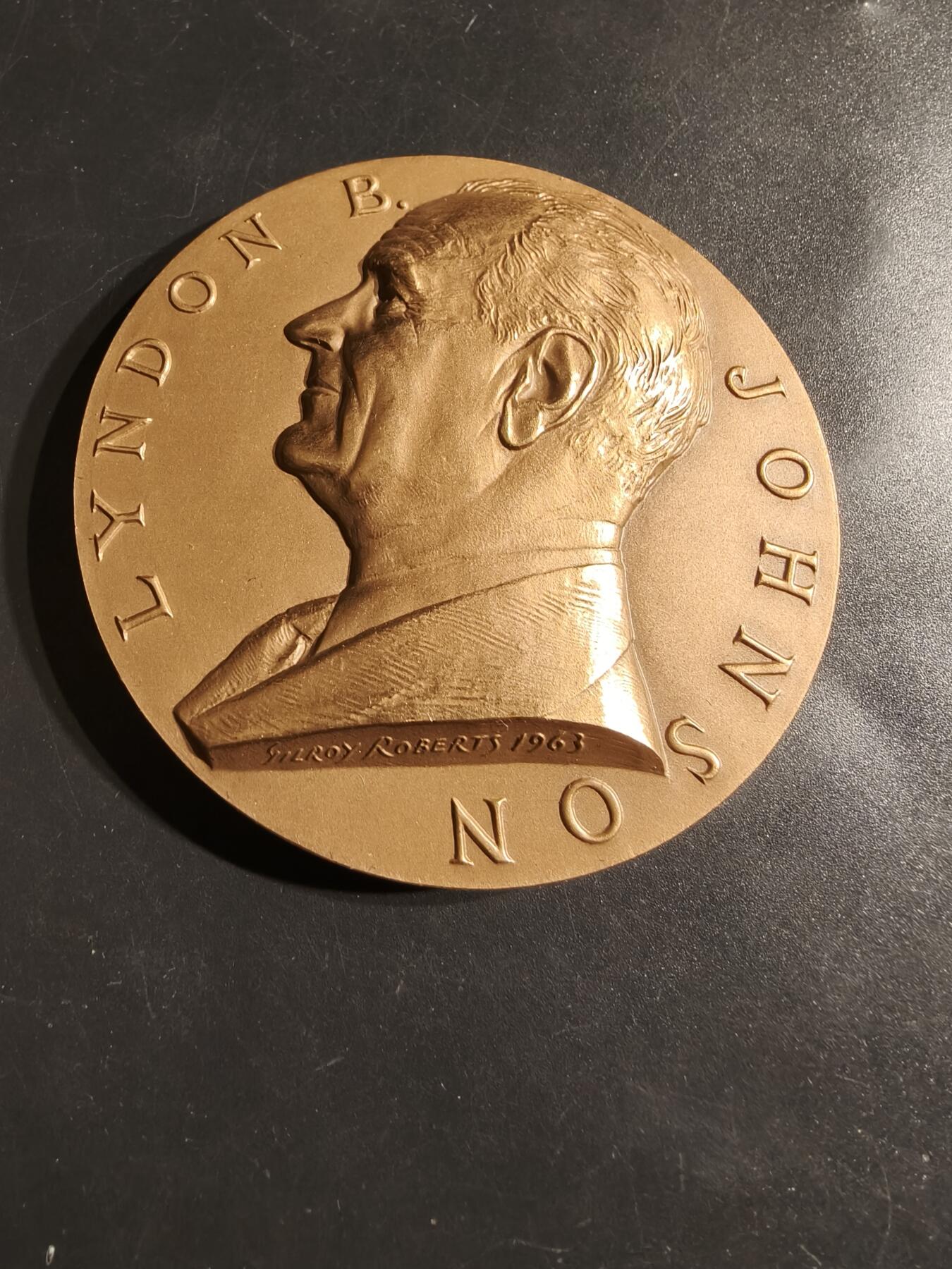 老王徽章第164期 美国铸币局林登•约翰逊总统大铜章      原盒     背部刻有总统引言：“我们将以一个团结的目标为所有国家人民服务”      直径76mm.     重量227.2g