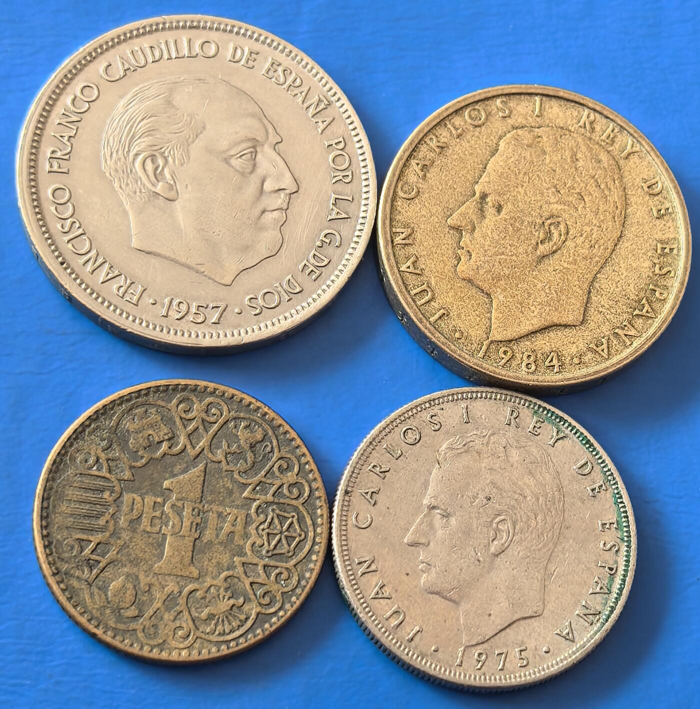 外国优质老铜币银币，周六九点倒数截拍，满百包邮，可寄存半年，喜欢朋友微信扫描二维码可直接参拍 西班牙4枚含二战1944年、1984年100比塞塔