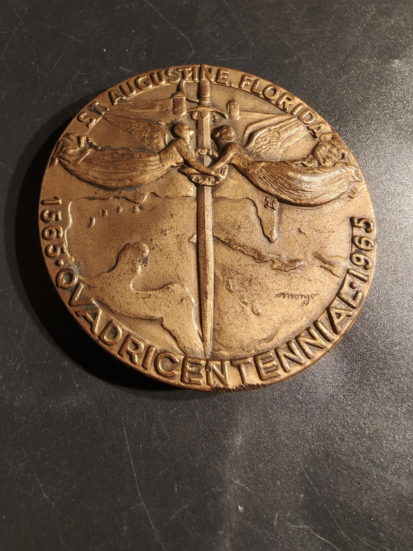 老王徽章第164期 美国佛罗里达州圣奥古斯丁市400周年大铜章      高浮雕     直径62mm.    重量182.4g.    该铜章刻有“THE CROSS AND THE SWORD - 1565”（十字架与剑- 1565）字样，描绘了传教士和士兵到达的场景。