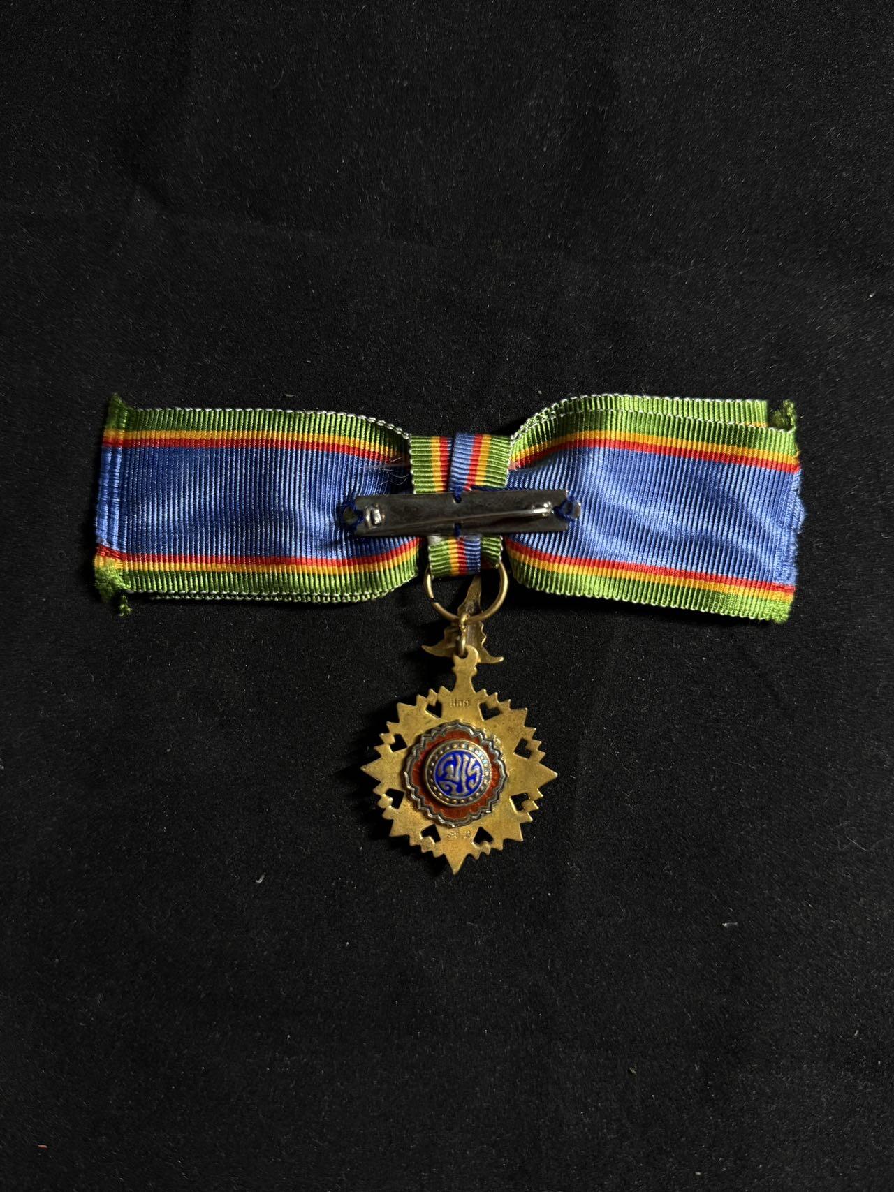 戎马世界章牌大赏第108期 泰国骑士级王冠勋章，女版，银制