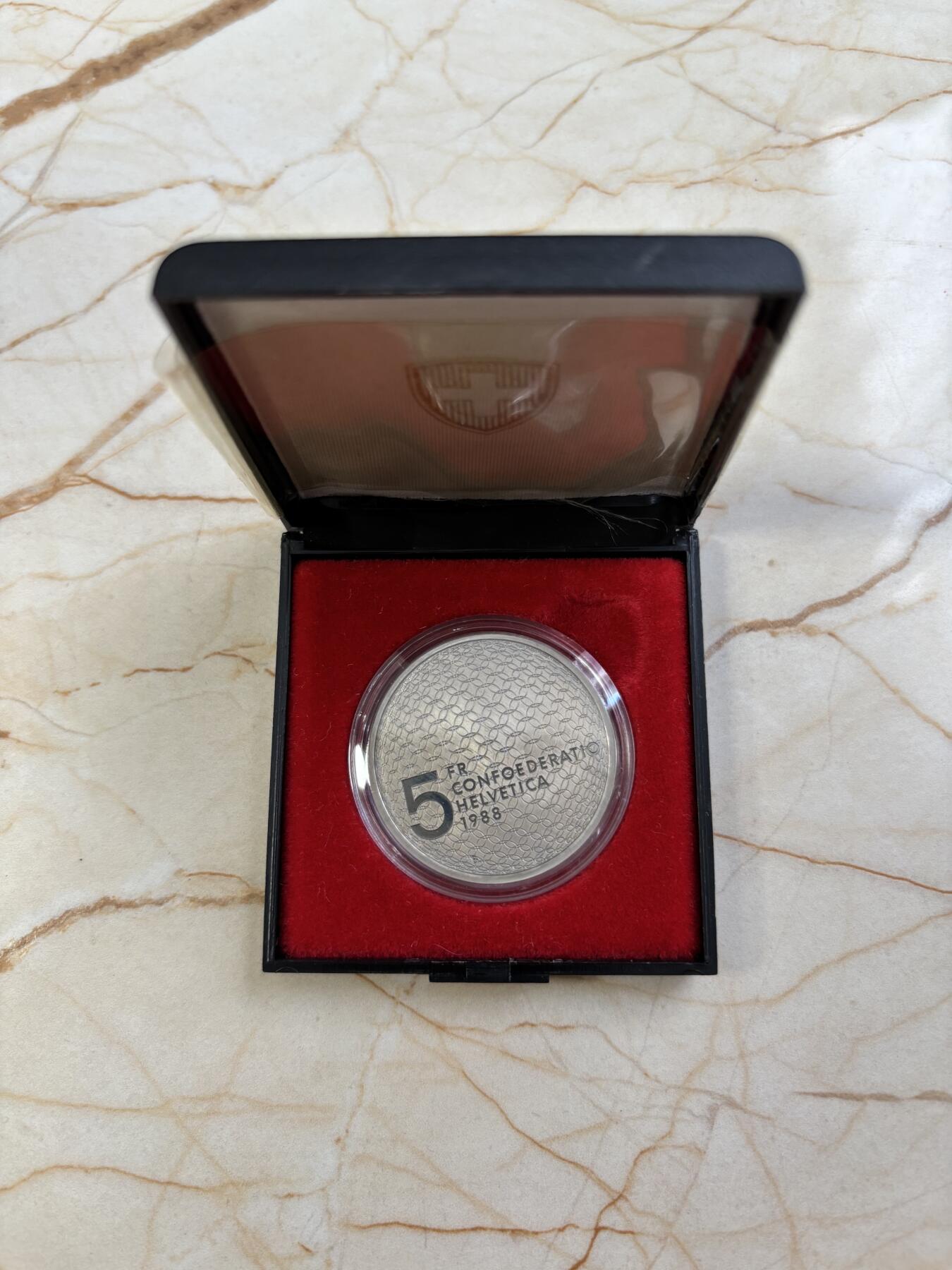 第182期拍卖 获奖瑞士1988年汉城奥运和平鸽和五环铜镍精制版本纪念币带盒，获克劳斯1990年度最佳艺术币大奖，