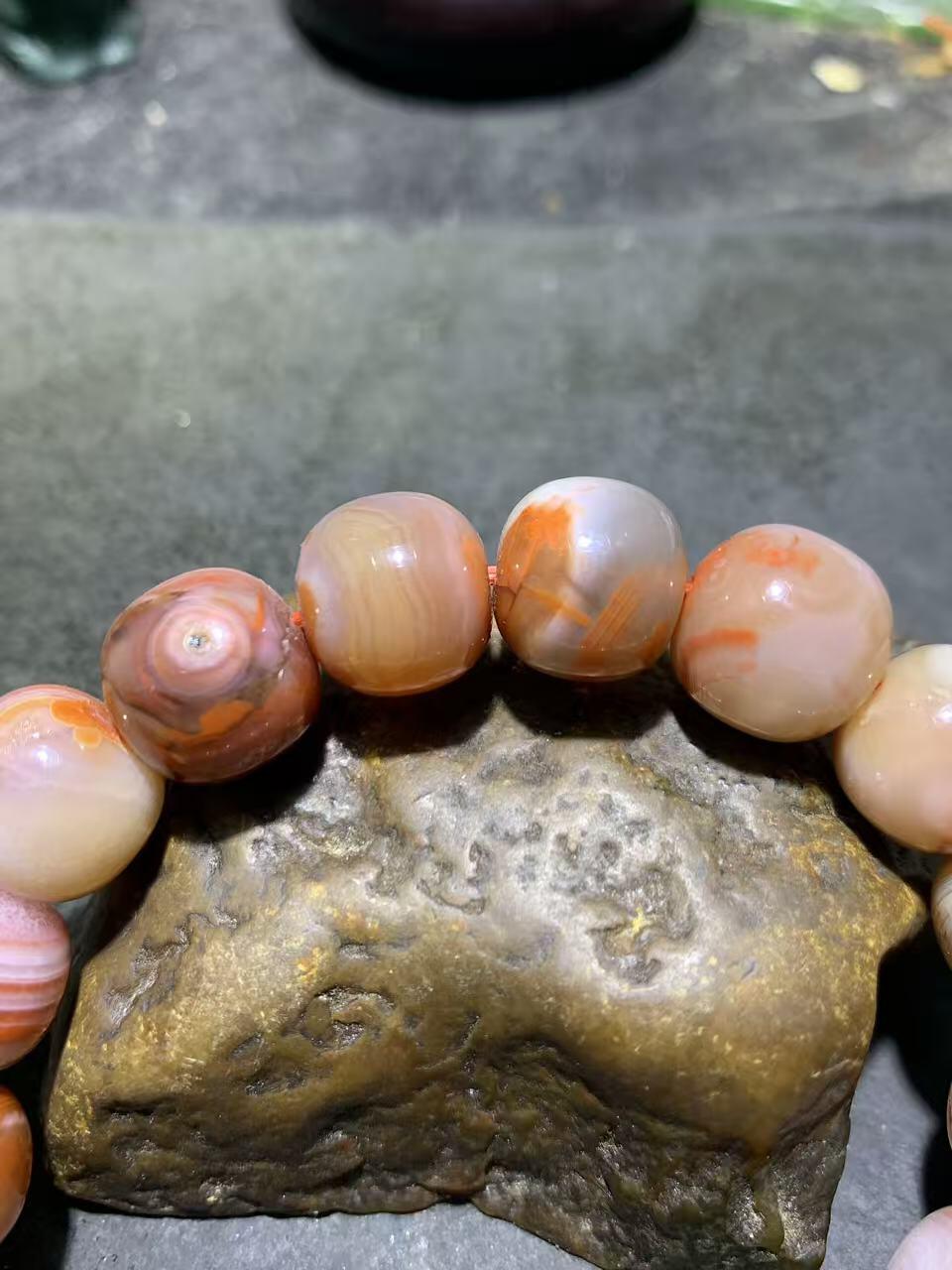 川料南红玛瑙随形原皮老形桶珠手串一条，