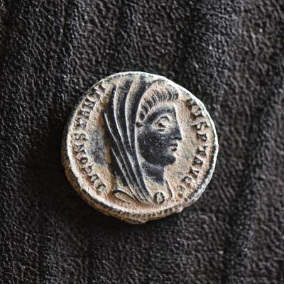 【良泉】第41期【自动场】11月27日晚19.30点开拍！86组，西方古代钱币专场 - 【极美品！】公元347-348年【古罗马】君士坦丁大帝“站像版”追思币，安条克造币厂，1.45克