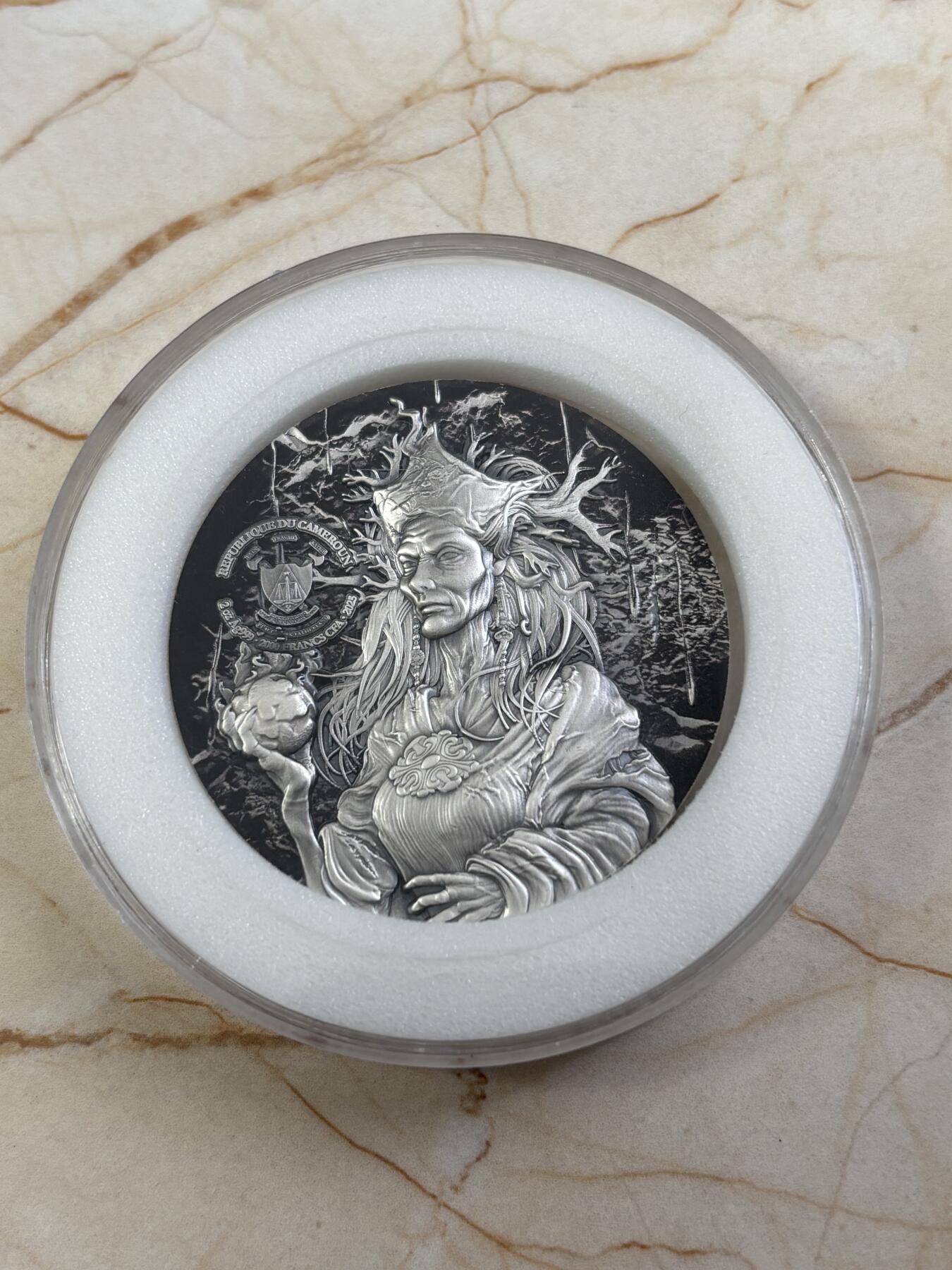 第182期拍卖 喀麦隆2025年魔法世界(3)幻术大师 摩根勒费女巫2盎司银币，999纯银，发行量199