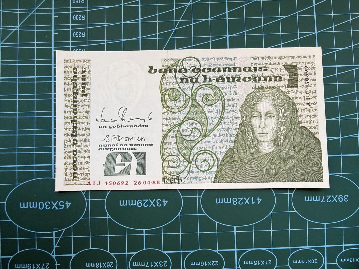 【炜奕收藏】，第五十一期 1988年爱尔兰1镑，UNC品相，邮封拆出品相，边缘有瑕疵