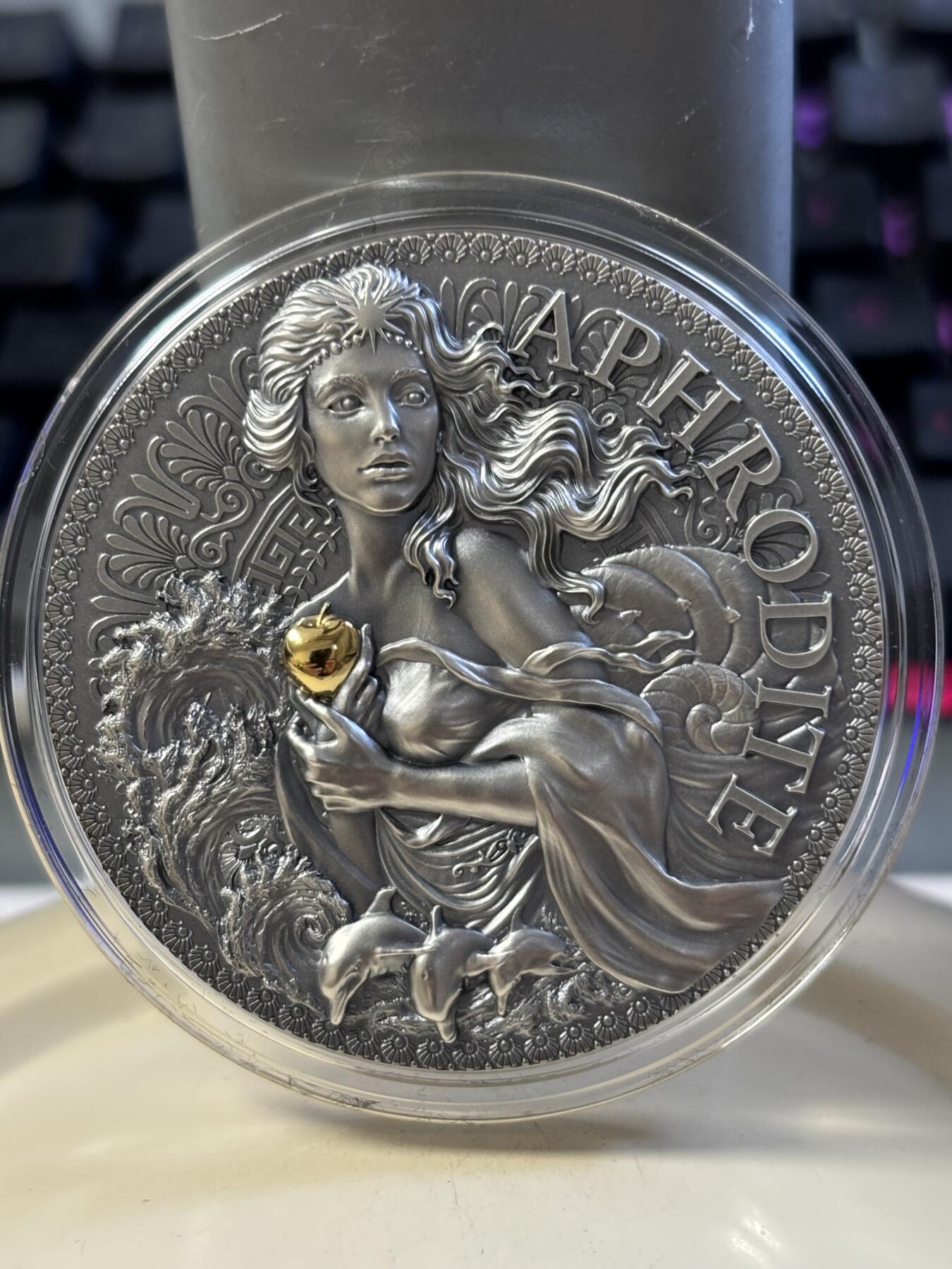 第182期拍卖 喀麦隆2022年希腊神话爱神阿芙罗狄蒂2盎司纪念银币，999银，发行量500枚，