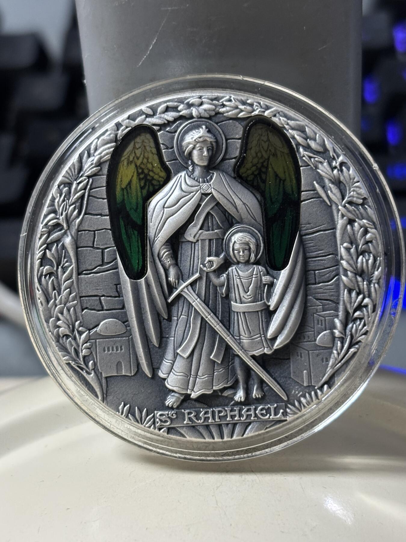 第182期拍卖 喀麦隆2022年天使3大天使拉斐尔嵌彩玻璃2盎司银币，999银，发行500枚，