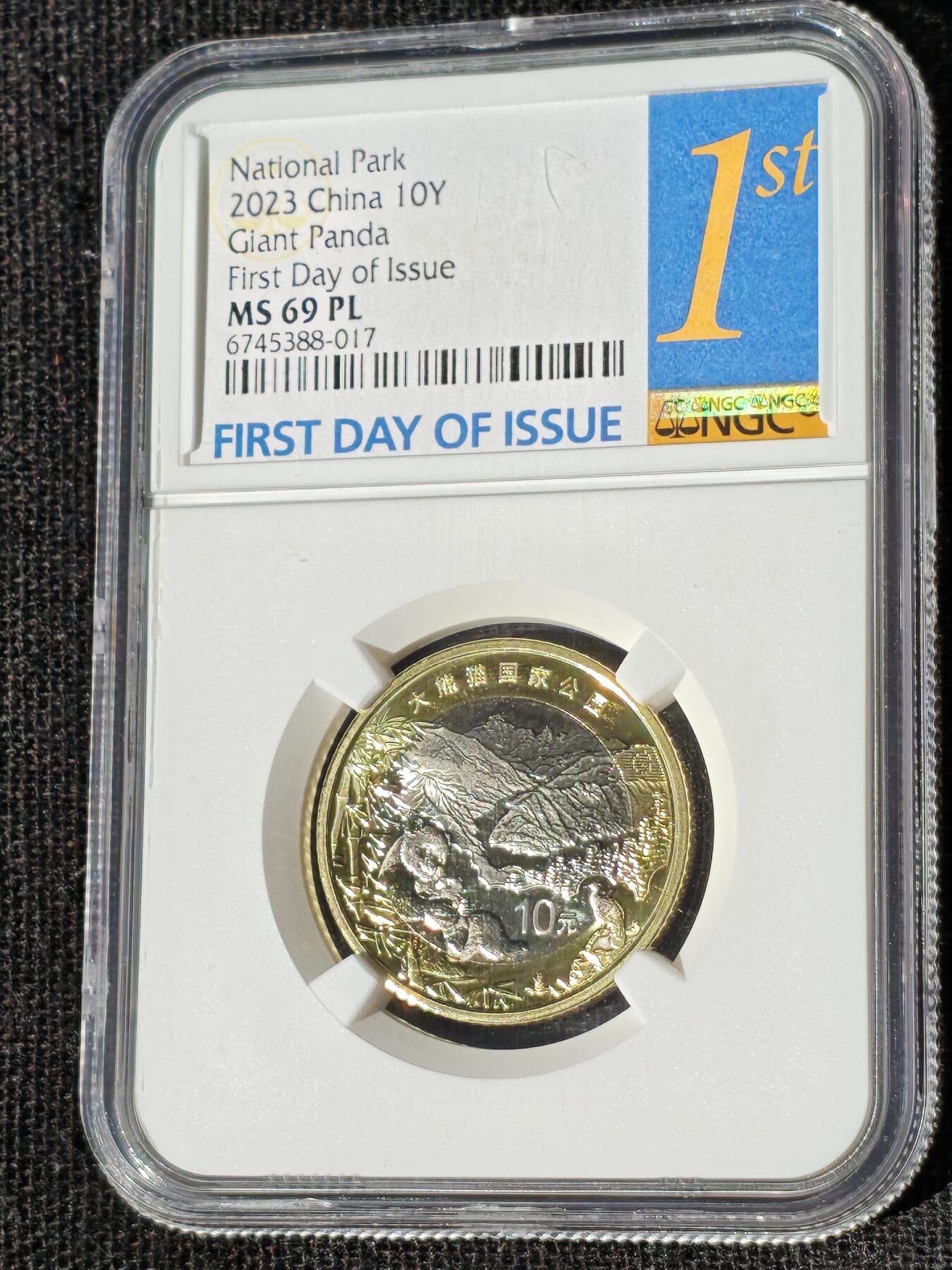 刘世昌艺术品销售中心～虎踞龙蟠*金杨在线联拍群第510期 2023年流通纪念币“国家公园-大熊猫”【首日标】（NGC  MS69PL  串号：6745388-017）1枚。