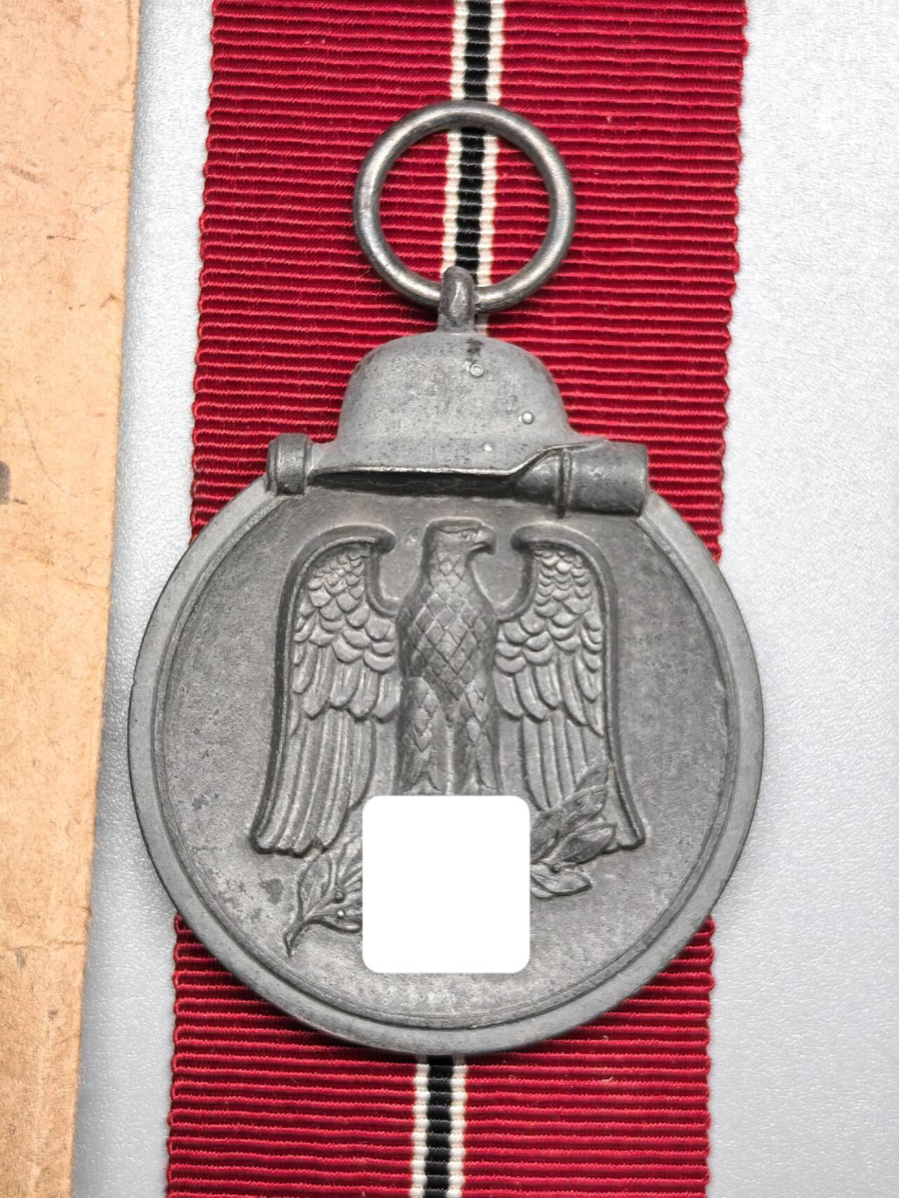 小驴勋章奖章收藏11月22日周六晚六点拍卖（珍爱和平，收藏战争，铭记历史，勿忘国耻，忠党爱国。有偿代拍，送拍规则在简介最后，参拍须阅读规则后再参拍，关系到运费包装发货时效真假辨别等关键信息，拍卖时不再发原图，看大图店主微信码在拍卖店铺介绍里） WWII东线冬季作战奖章带原纸袋，环打4厂标，锌合金镀银，纸袋背印Steinhauer & Lück Lüdenscheid厂标，镀层自然氧化没有佩戴痕迹划痕