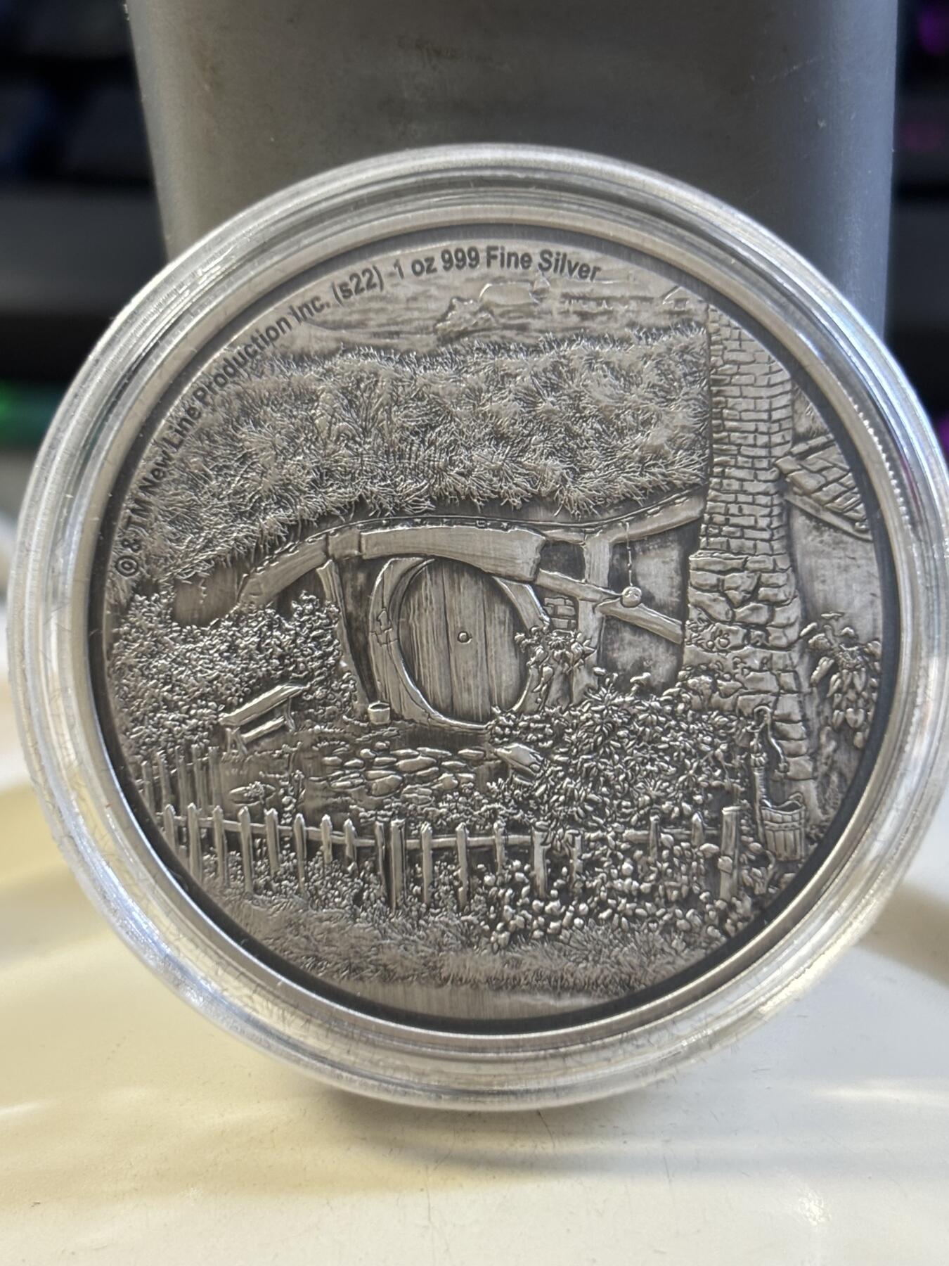 第182期拍卖 纽埃2022年指环王中土世界夏尔国霍比特人村庄1盎司银币，9999银，发行3000枚