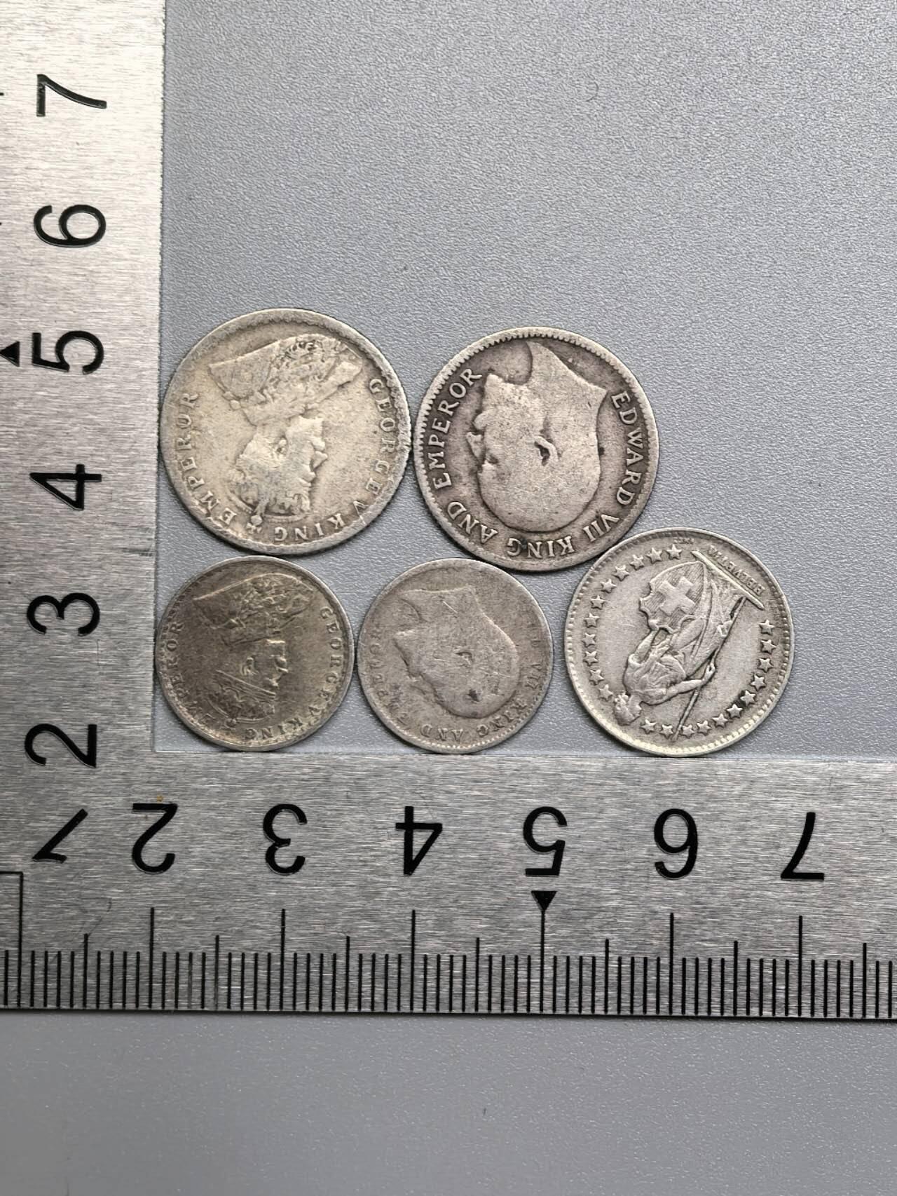 小驴勋章奖章收藏11月22日周六晚六点拍卖（珍爱和平，收藏战争，铭记历史，勿忘国耻，忠党爱国。有偿代拍，送拍规则在简介最后，参拍须阅读规则后再参拍，关系到运费包装发货时效真假辨别等关键信息，拍卖时不再发原图，看大图店主微信码在拍卖店铺介绍里） 英占印度安娜、卢比、瑞士法郎银币一组，10.8克