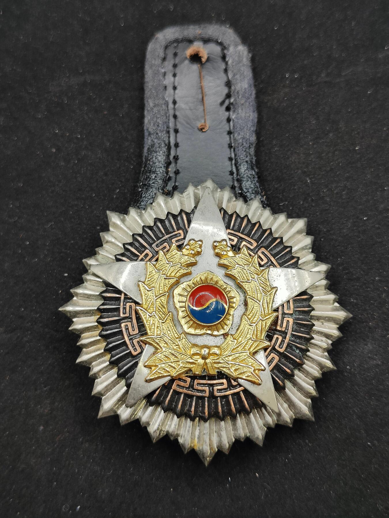 0元起拍勋章 第312期 咸鱼国勋章拍卖专场 11月23日（周日）下午6：00开始 韩国旧款陆军参谋总长胸挂 1979-1993 带原品皮褂