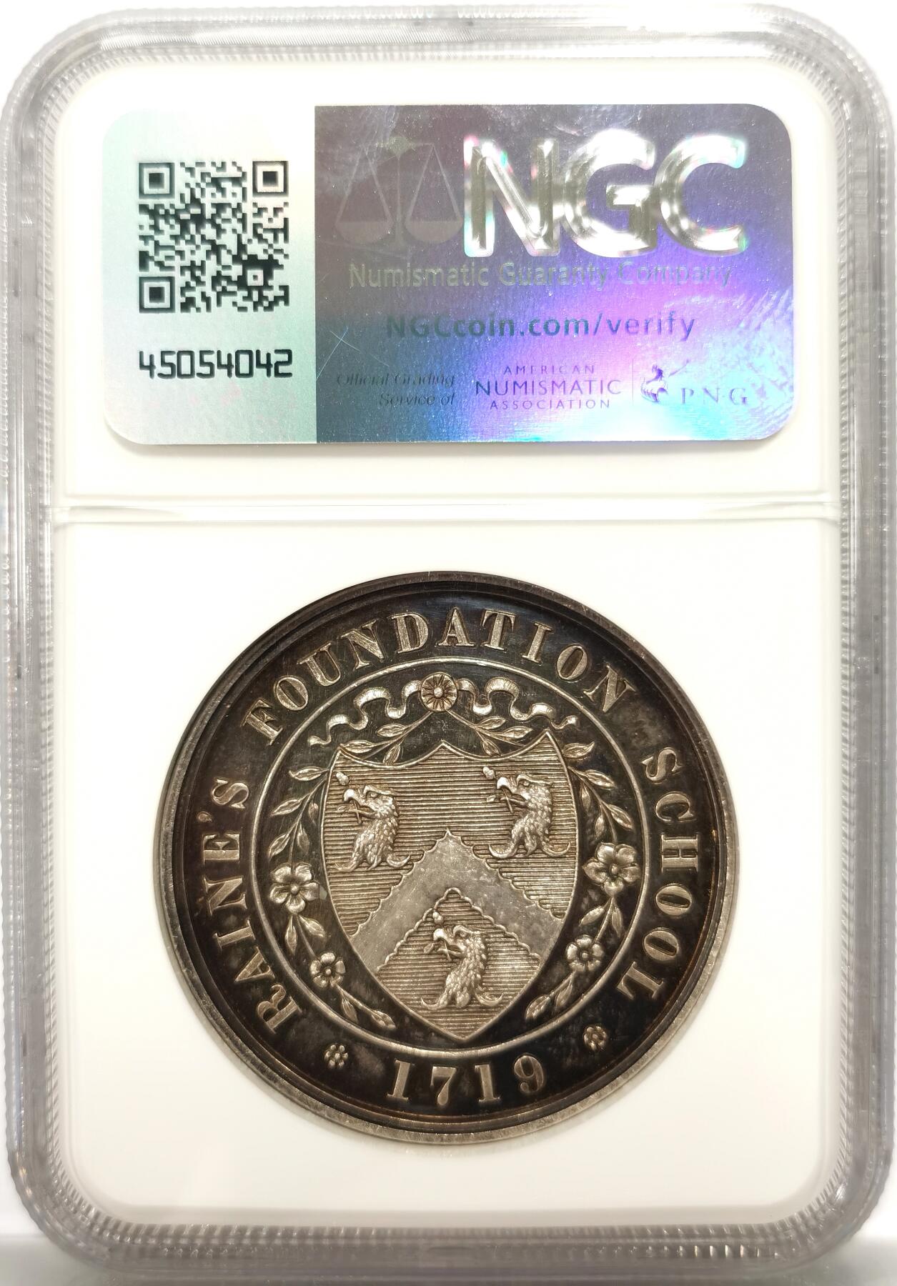 博洋堂世界钱币拍卖第147期（全场包邮） NGC MS61 唯一记录！英国1738年莱茵教会学校，早期英国大章无敌超级高浮雕，39mm属于1800以前大个子了。整个人像激凸5mm，侧面看极具震撼！无与伦比的视觉冲击！英系1800年以前老章裸币磕碰都不便宜！