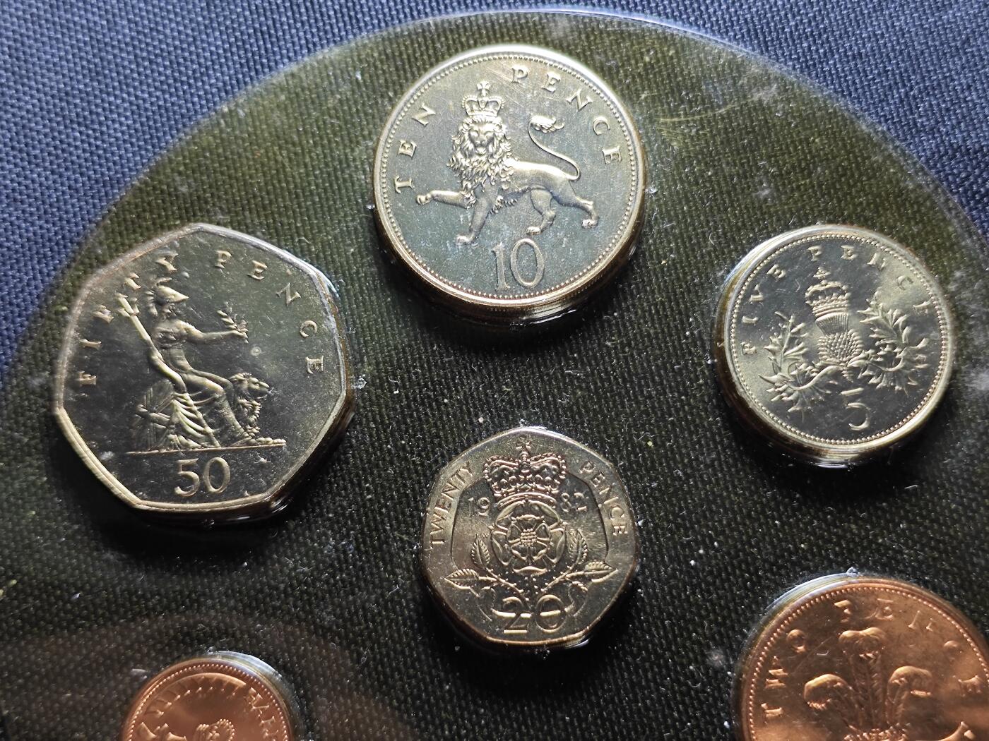 KK钱币收藏小铺 （套币 好品/批量散币 银币）专场  2月预留时间 周末发货  1982英国大小面值清年一套