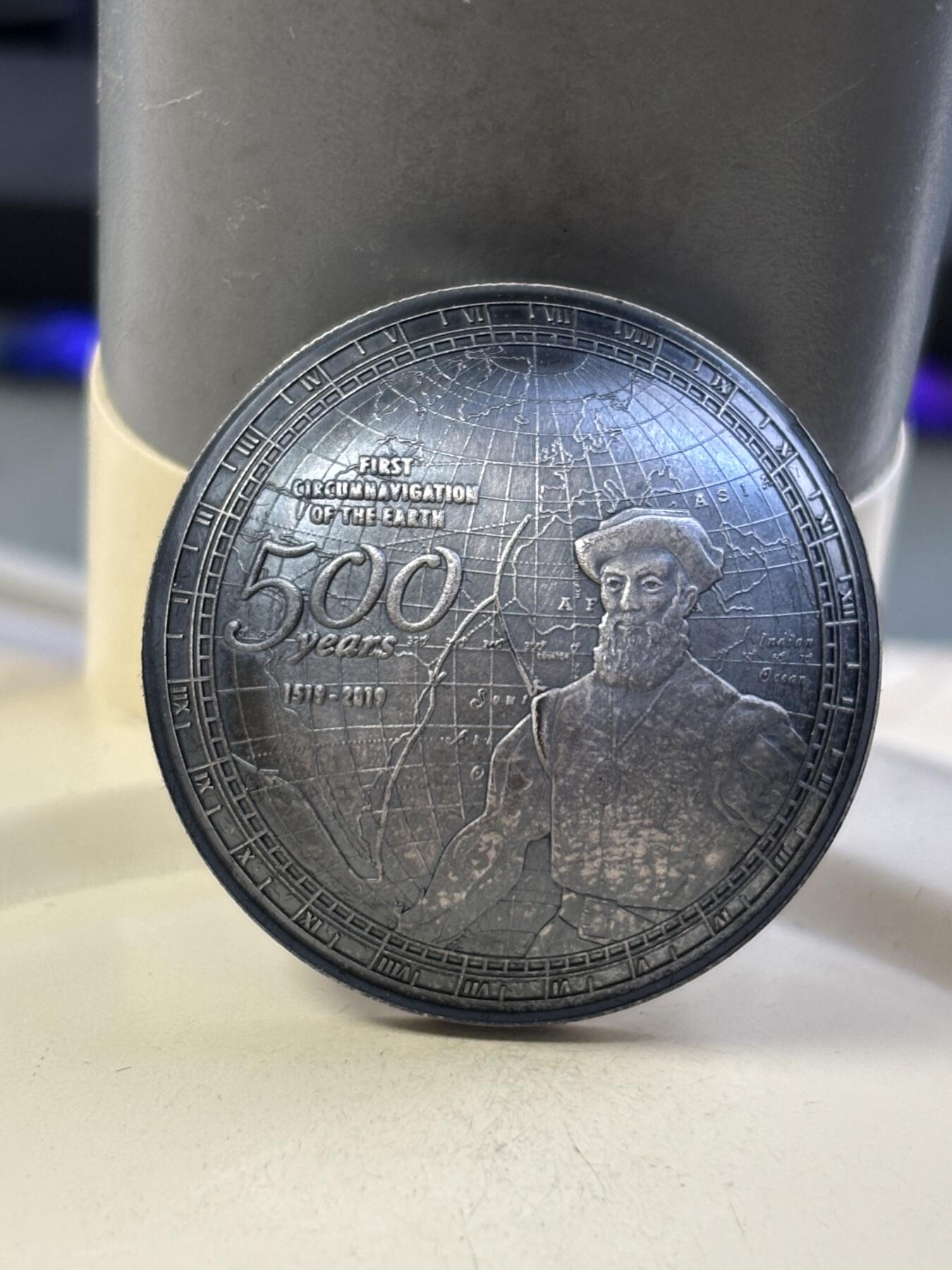 第182期拍卖 萨摩亚2019麦哲伦环球航海500周年凹面弧形银币，999银，40克，发行量599枚，有氧化