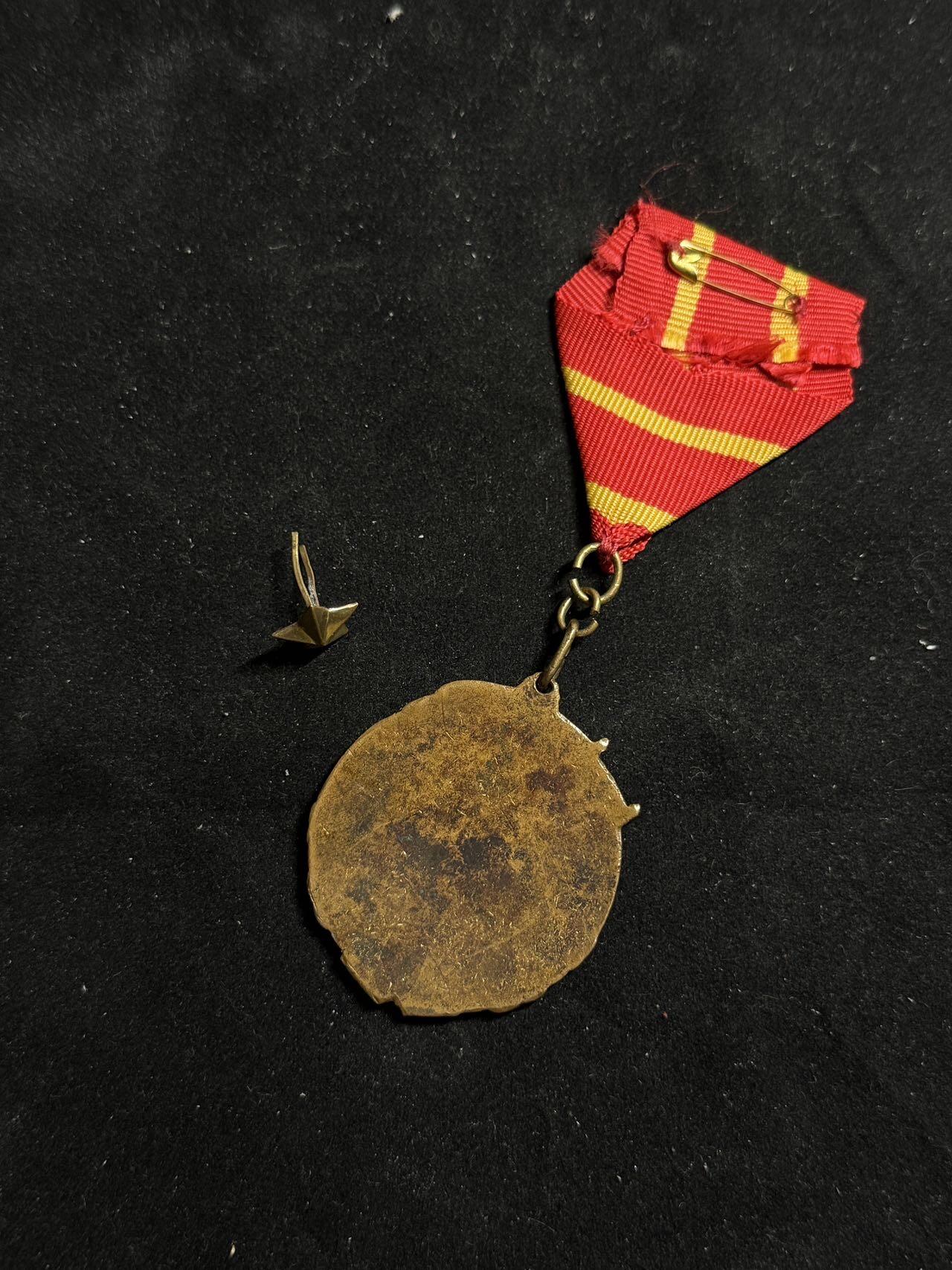 戎马世界章牌大赏第108期 中苏友谊纪念章，珐琅有损、绶带后配，带一颗附赠的五角星勋饰