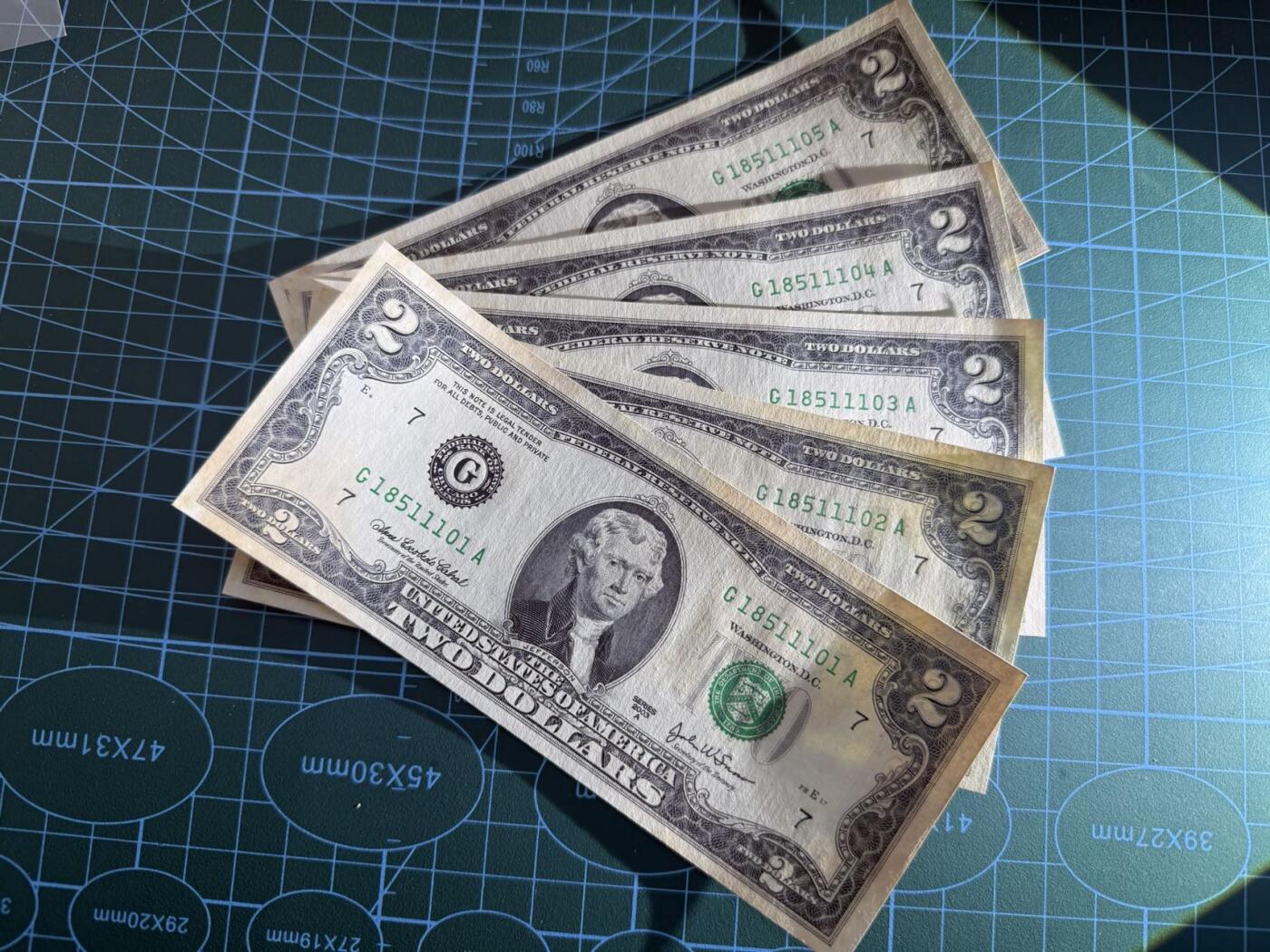 【炜奕收藏】，第五十一期 2003年美国2美元5连号，品相如图，有黄斑