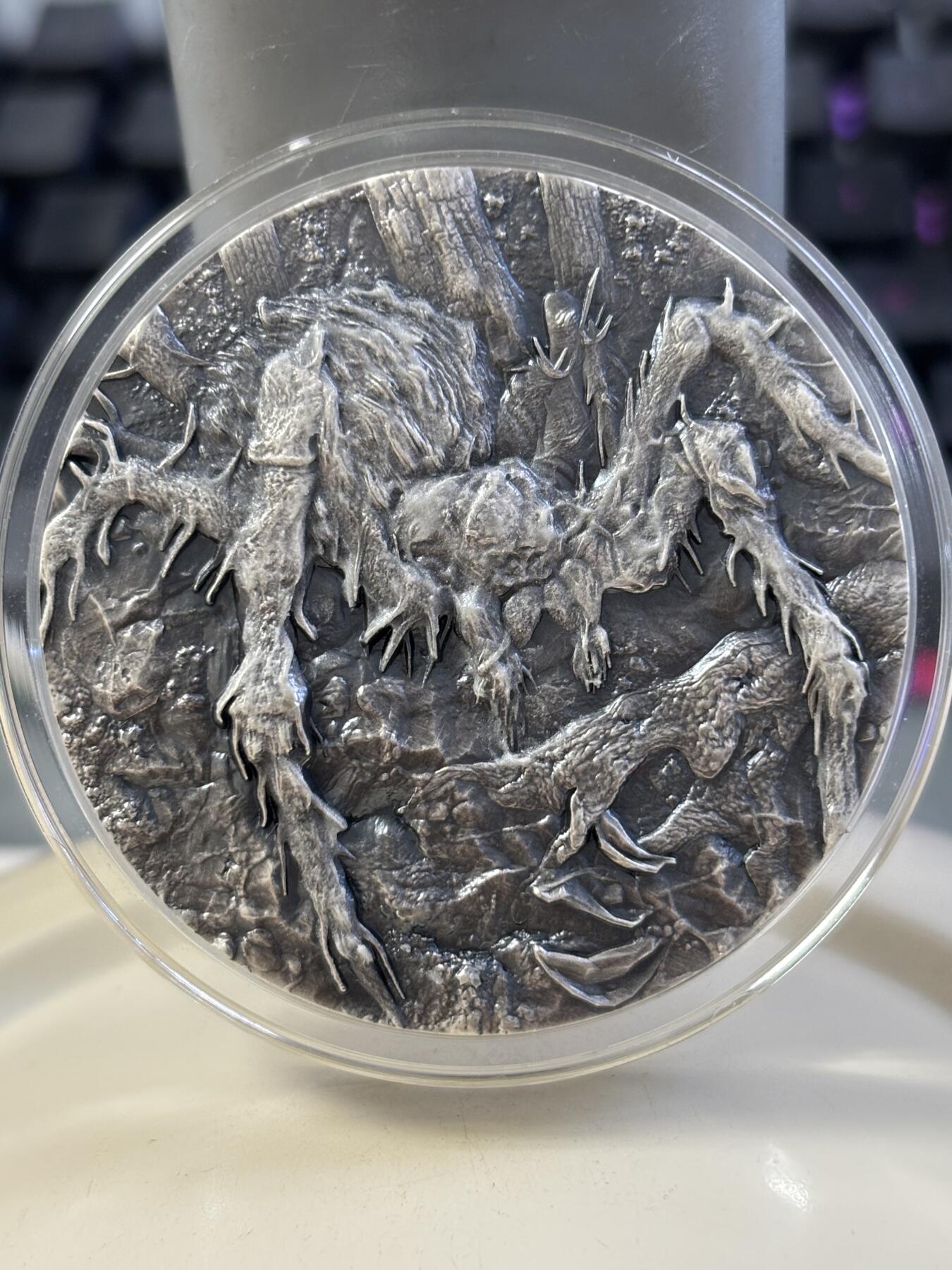 第182期拍卖 喀麦隆2025年火焰狼蛛高浮雕仿古2盎司银币无盒证书，999纯银，发行量199