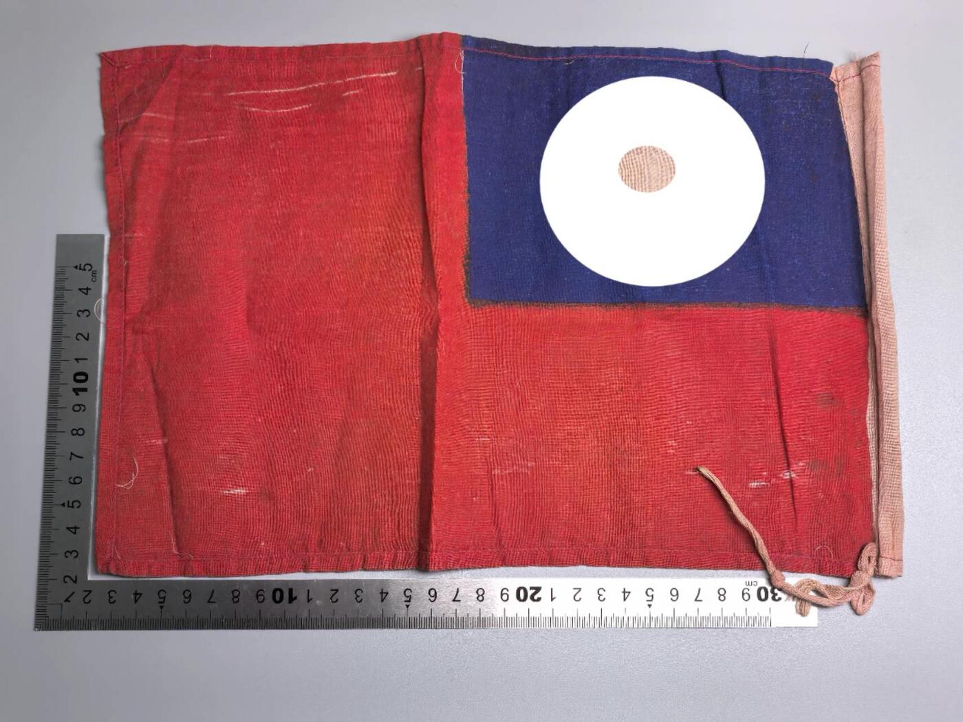 小驴勋章奖章收藏11月22日周六晚六点拍卖（珍爱和平，收藏战争，铭记历史，勿忘国耻，忠党爱国。有偿代拍，送拍规则在简介最后，参拍须阅读规则后再参拍，关系到运费包装发货时效真假辨别等关键信息，拍卖时不再发原图，看大图店主微信码在拍卖店铺介绍里） 前朝小旗子一面