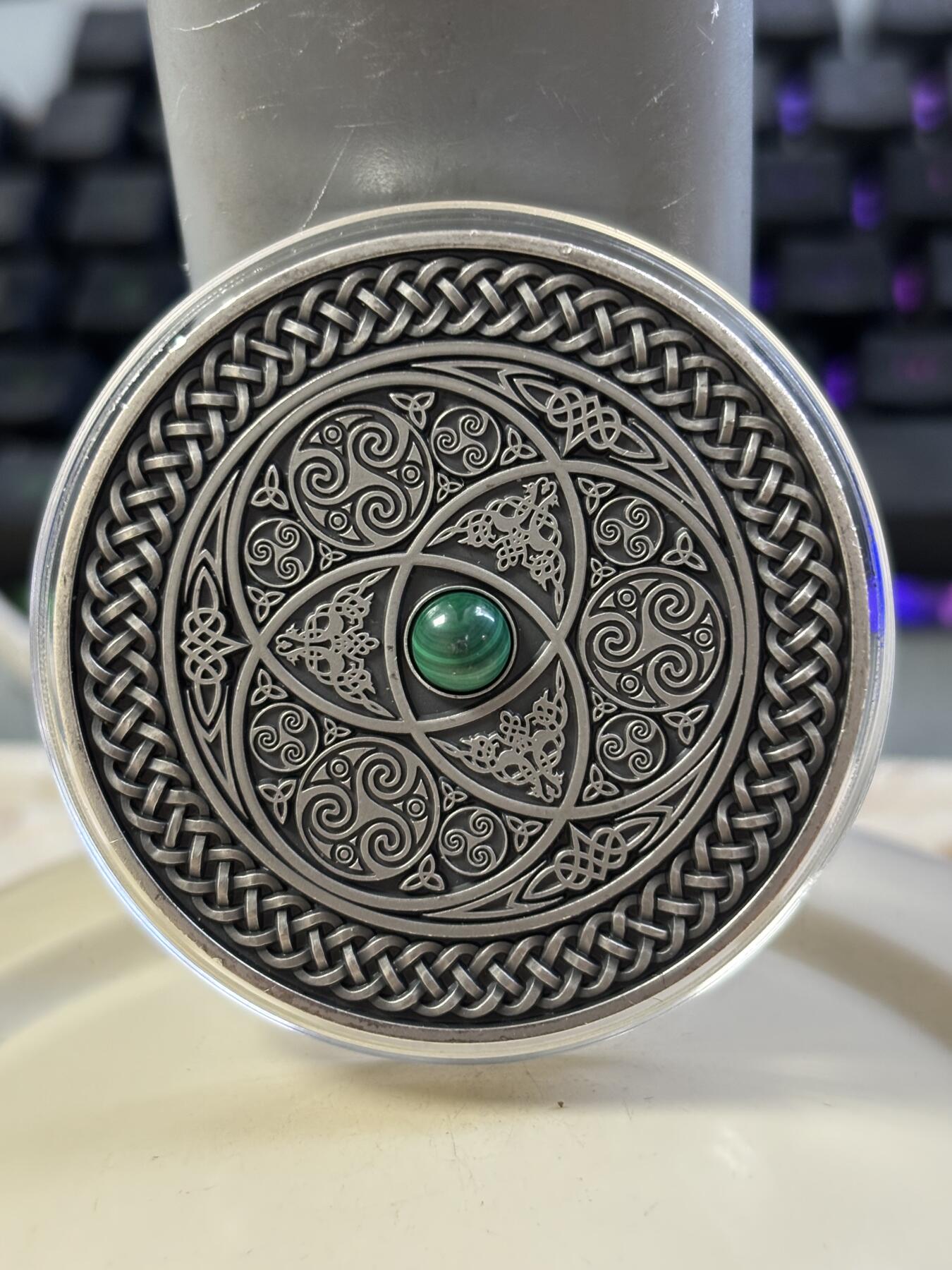 第182期拍卖 斐济2016年曼荼罗凯尔特艺术镶绿宝石3盎司银币无盒证书，999纯银，发行量500，边齿有磕碰