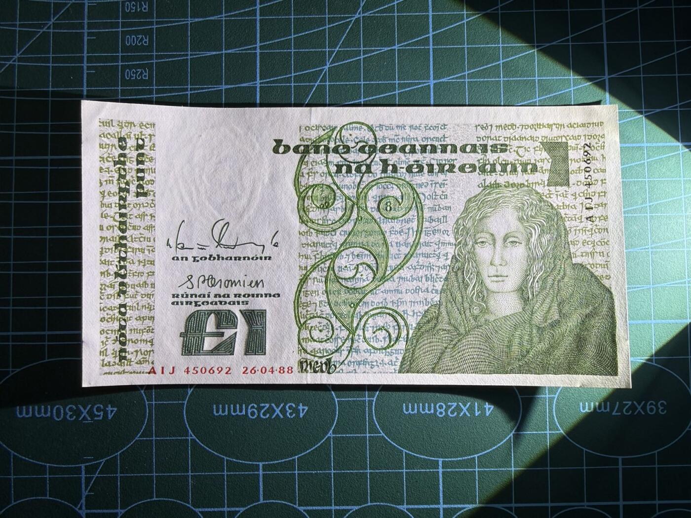 【炜奕收藏】，第五十一期 1988年爱尔兰1镑，UNC品相，邮封拆出品相，边缘有瑕疵
