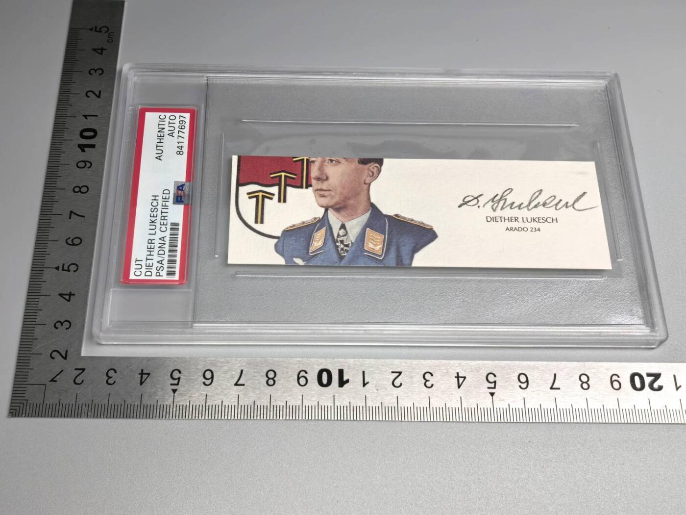 小驴勋章奖章收藏11月22日周六晚六点拍卖（珍爱和平，收藏战争，铭记历史，勿忘国耻，忠党爱国。有偿代拍，送拍规则在简介最后，参拍须阅读规则后再参拍，关系到运费包装发货时效真假辨别等关键信息，拍卖时不再发原图，看大图店主微信码在拍卖店铺介绍里） 迪特尔·卢克施战后签名PSA权威认证卡牌(卡砖)   第一批喷气式轰炸机飞行员之一，他领导9架驾驶Ar 234闪电轰炸机在1944年执行了世上第一次喷气式轰炸任务，支持德国在阿登的反击战。目标是位于比利时列日的夜间轰炸，袭击了布鲁塞尔和列日，他共执行了436次轰炸和远程侦察任务。