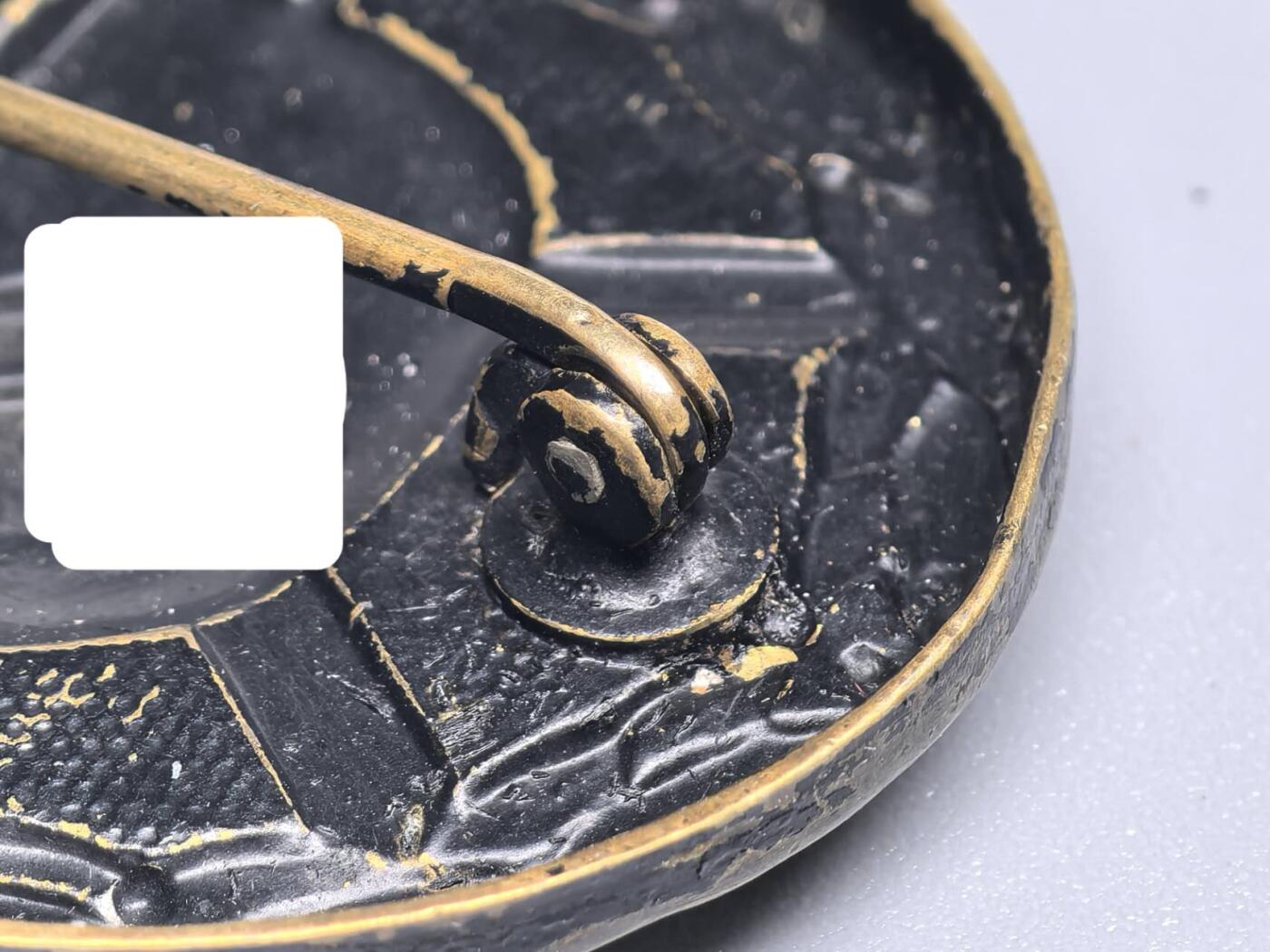 小驴勋章奖章收藏11月22日周六晚六点拍卖（珍爱和平，收藏战争，铭记历史，勿忘国耻，忠党爱国。有偿代拍，送拍规则在简介最后，参拍须阅读规则后再参拍，关系到运费包装发货时效真假辨别等关键信息，拍卖时不再发原图，看大图店主微信码在拍卖店铺介绍里） 得3黑色战伤奖章，铜质黑漆，别扣组合下面同时有圆形垫片这种我确实没见过，推测为老修