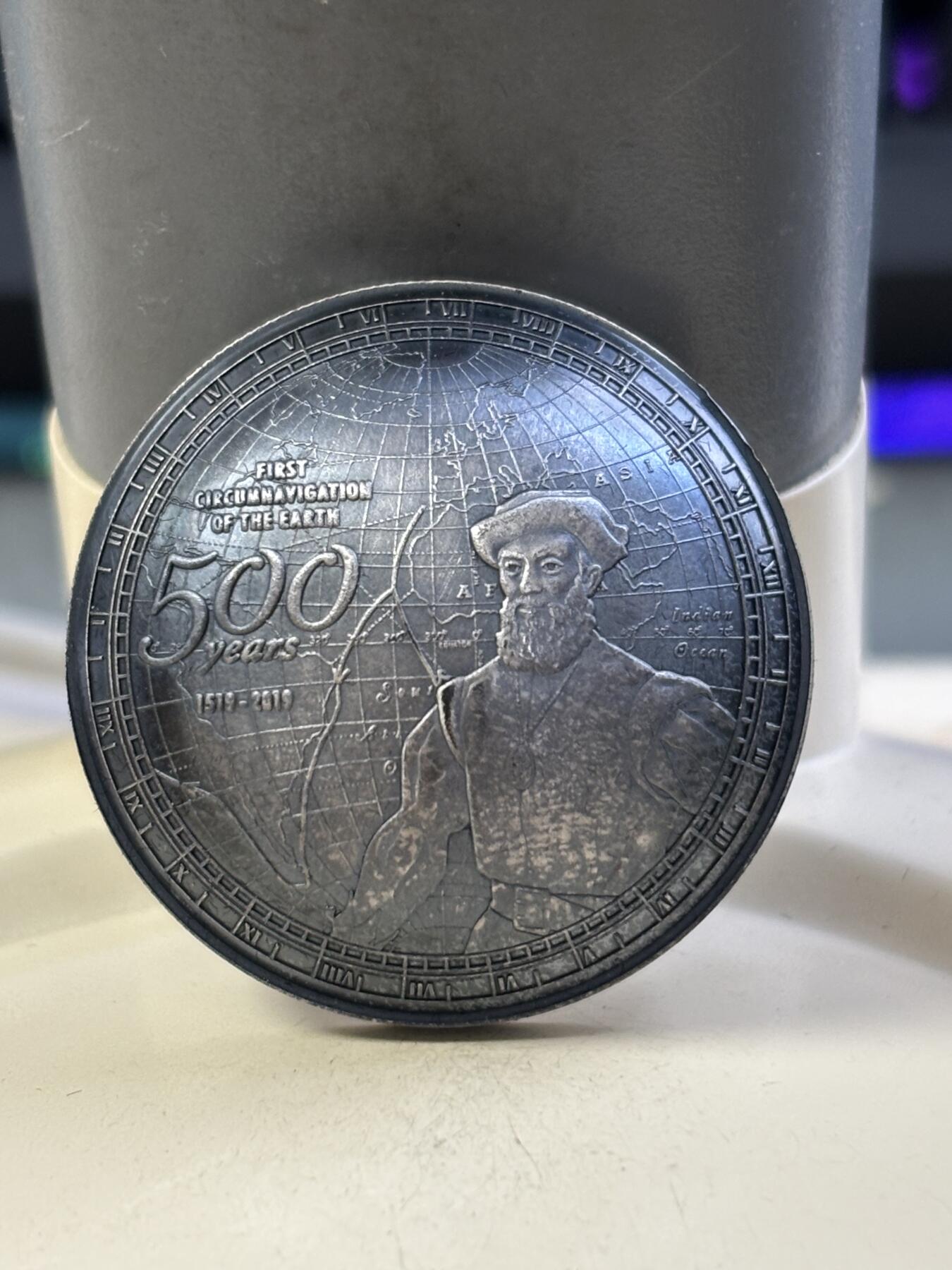 第182期拍卖 萨摩亚2019麦哲伦环球航海500周年凹面弧形银币，999银，40克，发行量599枚，有氧化