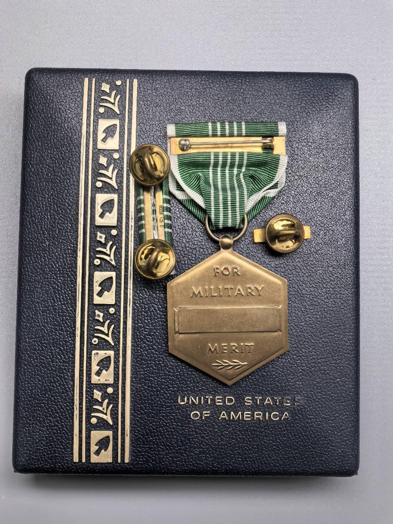 小驴勋章奖章收藏11月22日周六晚六点拍卖（珍爱和平，收藏战争，铭记历史，勿忘国耻，忠党爱国。有偿代拍，送拍规则在简介最后，参拍须阅读规则后再参拍，关系到运费包装发货时效真假辨别等关键信息，拍卖时不再发原图，看大图店主微信码在拍卖店铺介绍里） 美国陆军嘉奖奖章，带盒带略带珐琅略，背打GI标