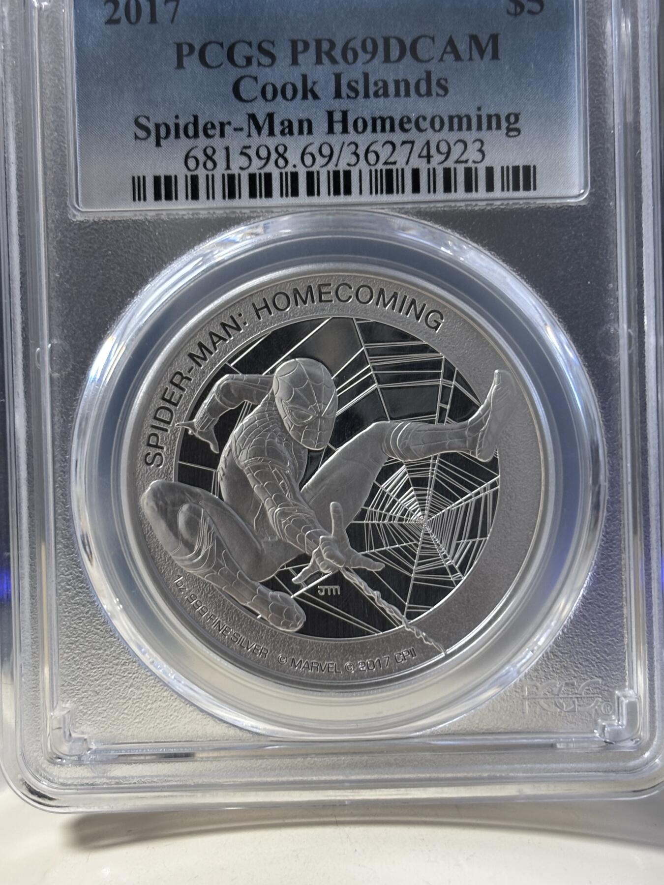 第182期拍卖 库克2017电影蜘蛛侠回归1盎司银币PCGS-PR69，999银，发行5000枚，评级盒有3个破口