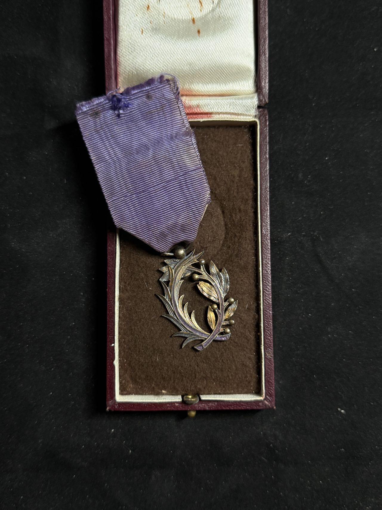 戎马世界章牌大赏第108期 法国文学艺术棕榈勋章，军官级，银制，带盒，背面右侧珐琅有一处缺失