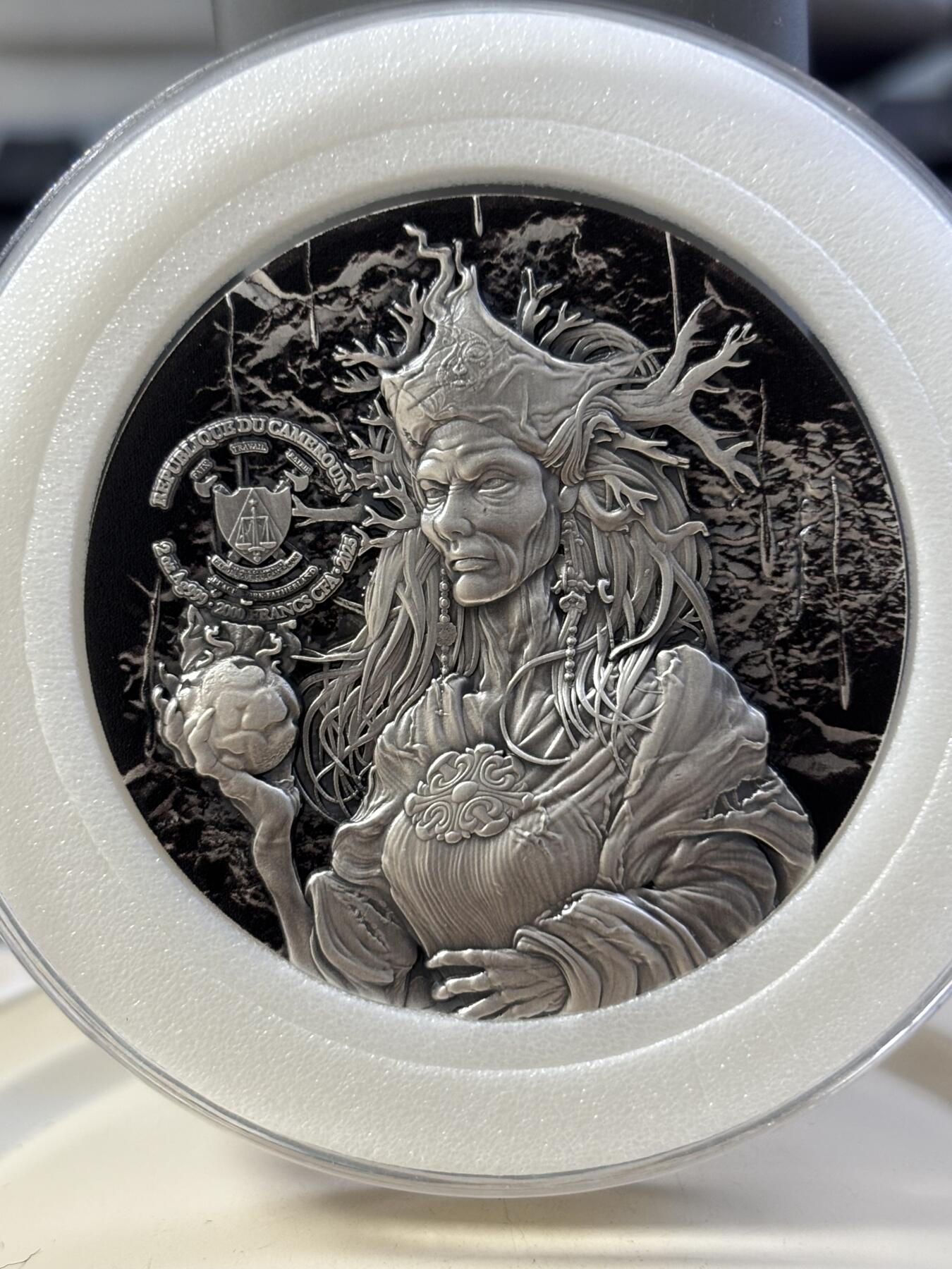 第182期拍卖 喀麦隆2025年魔法世界(3)幻术大师 摩根勒费女巫2盎司银币，999纯银，发行量199