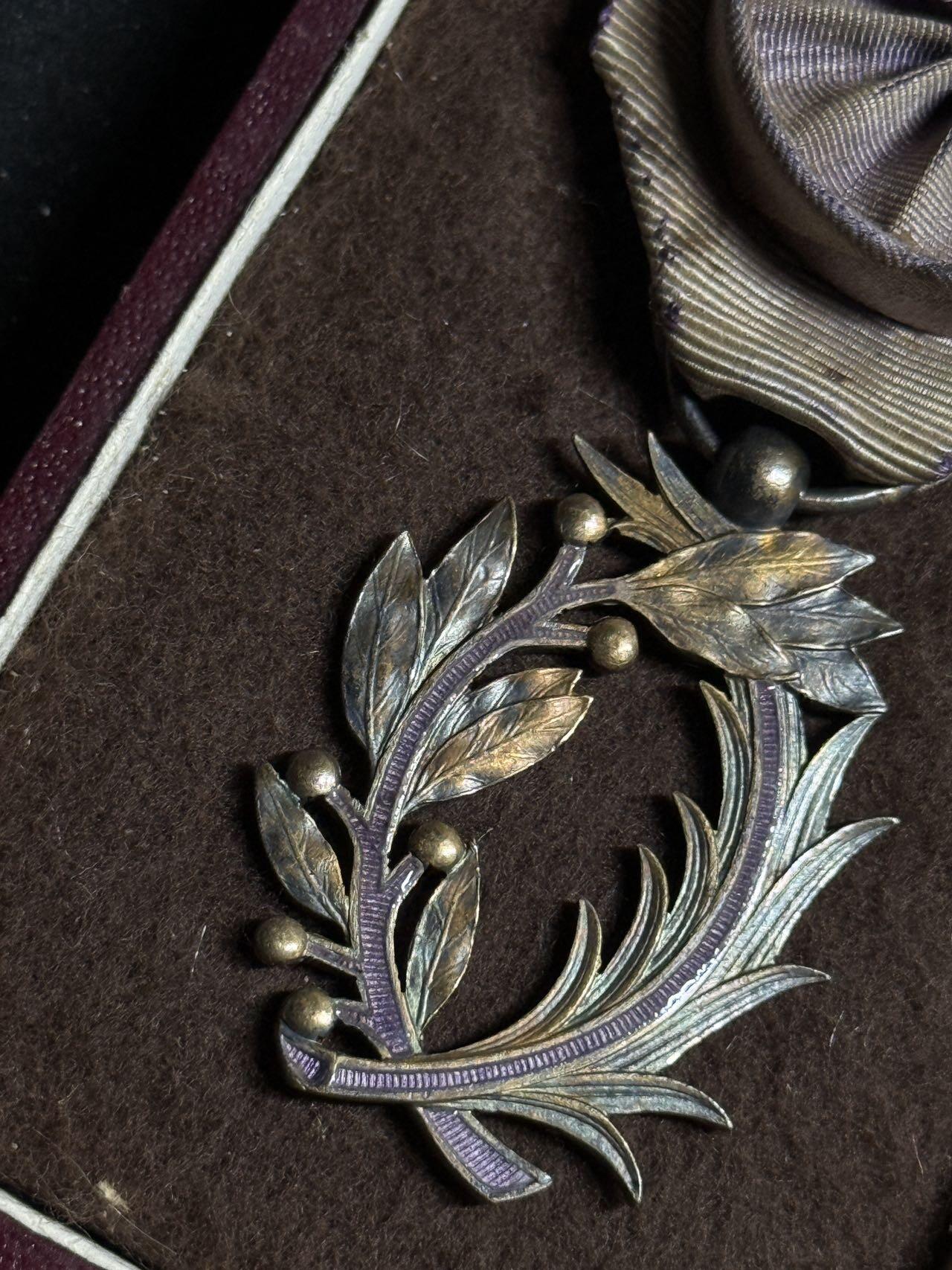 戎马世界章牌大赏第108期 法国文学艺术棕榈勋章，军官级，银制，带盒，背面右侧珐琅有一处缺失