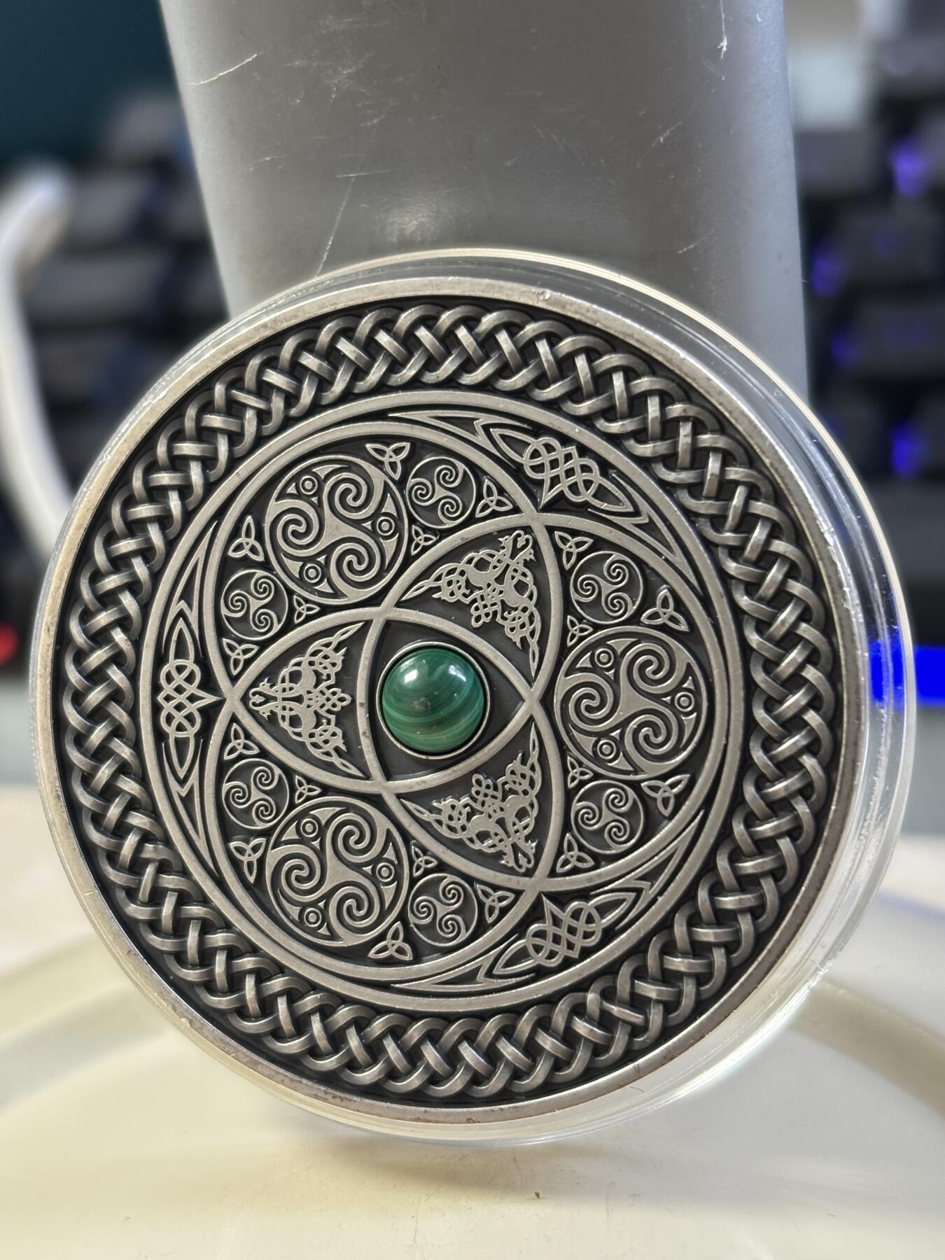 第182期拍卖 斐济2016年曼荼罗凯尔特艺术镶绿宝石3盎司银币无盒证书，999纯银，发行量500，边齿有磕碰