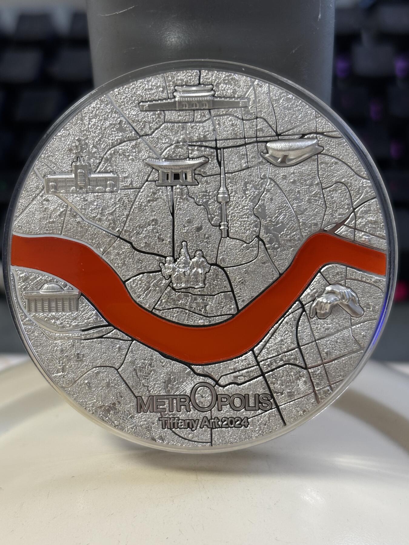 第182期拍卖 帕劳2024年蒂凡尼大都会4首尔高浮雕3盎司银币无盒证书，999纯银，发行量999，有丝痕