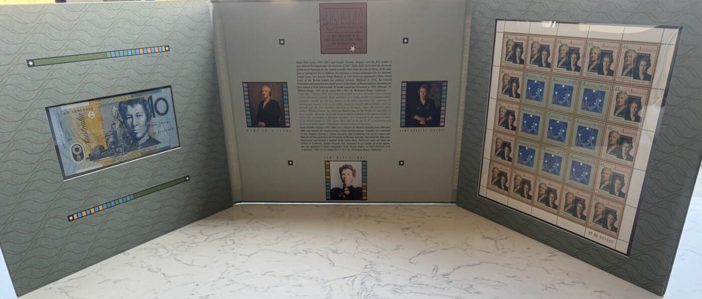 2025第25场（总第225期）：精品测试钞、纪念钞、塑料钞、连体钞综合场 黑字版/AP93冠 澳大利亚“联邦第一枚邮票和纸币发行80周年”10元塑料纪念钞册装UNC（第3809号）