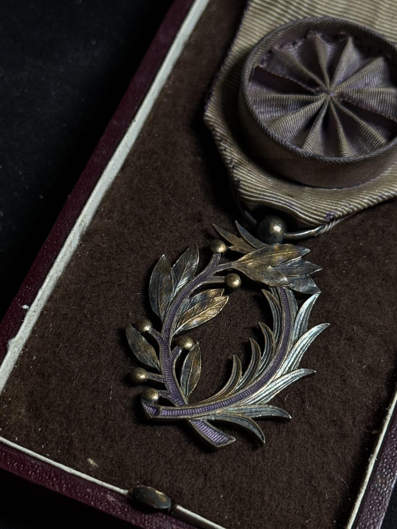 戎马世界章牌大赏第108期 法国文学艺术棕榈勋章，军官级，银制，带盒，背面右侧珐琅有一处缺失